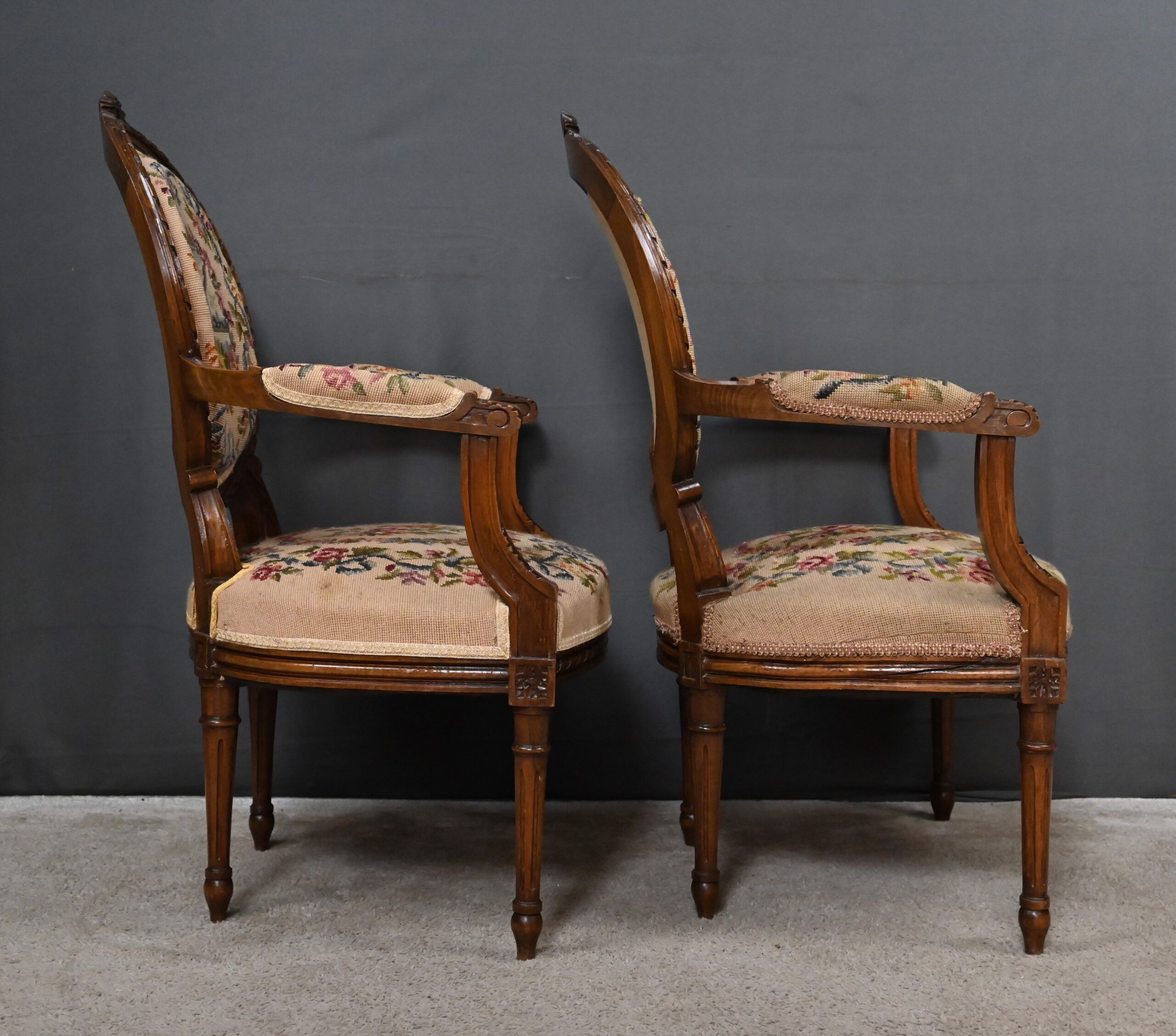 Paire de fauteuils en hêtre, style Louis XVI – début XXe