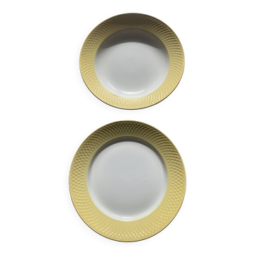 Deux plats en faience un creux et un plat a gateaux blanc et bordure jaune