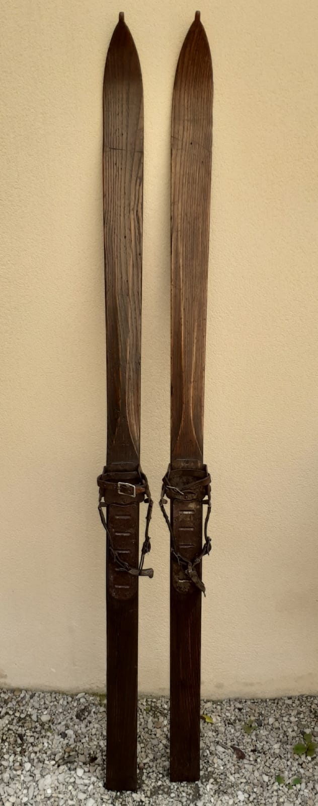 Ancienne paire de skis en bois