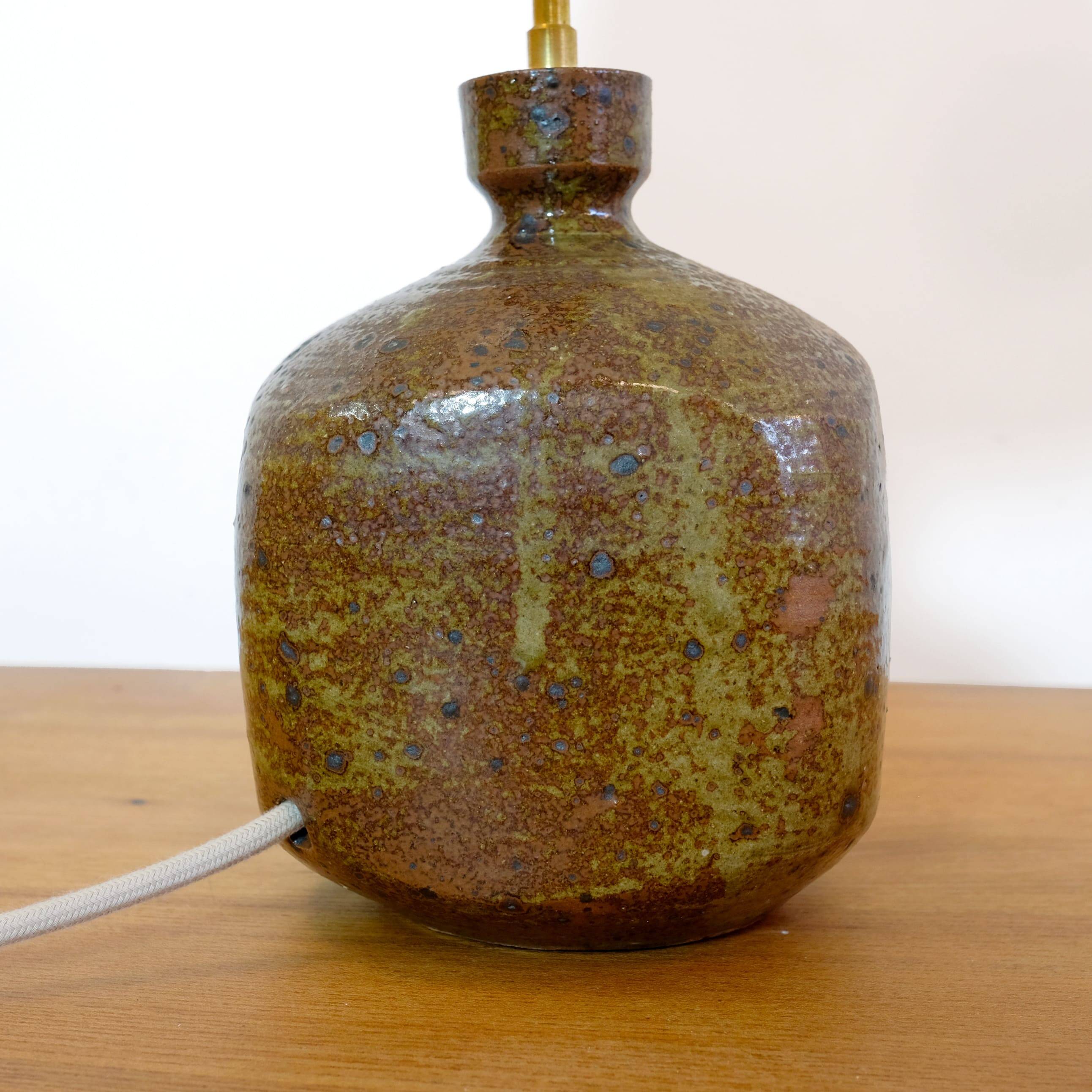 Lampe en grès quadrangulaire et son abat-jour en corde.