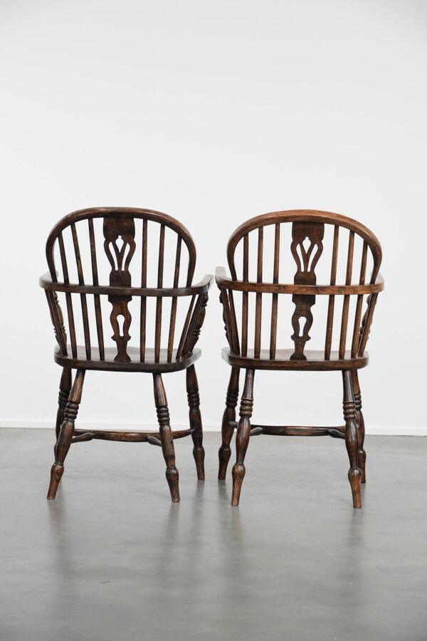 Ensemble ancien de 8 très belles chaises/fauteuils Windsor anglais, avec une belle palette de couleurs et une jolie patine.