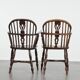 Ensemble ancien de 8 très belles chaises/fauteuils Windsor anglais, avec une belle palette de couleurs et une jolie patine.