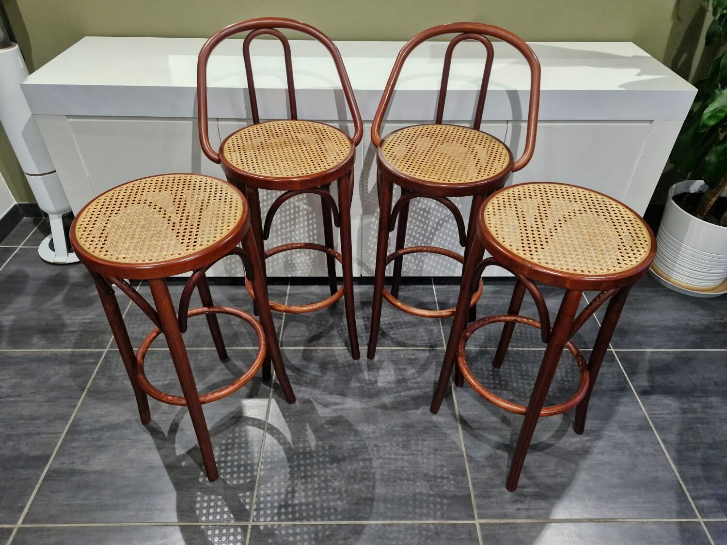 Lot de 4 tabourets de bistrot en cannage vintage