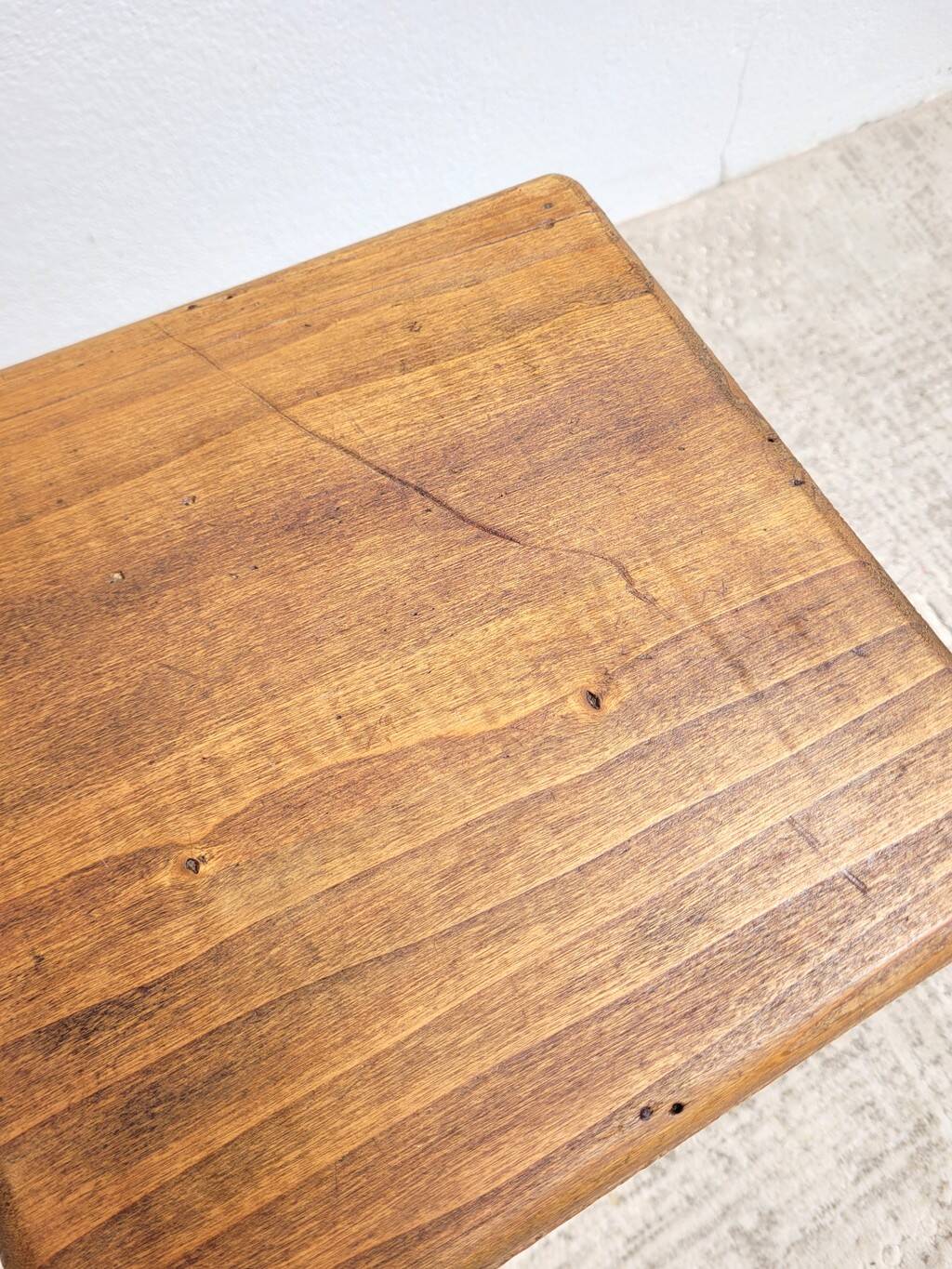 Tabouret ancien en bois foncé patiné