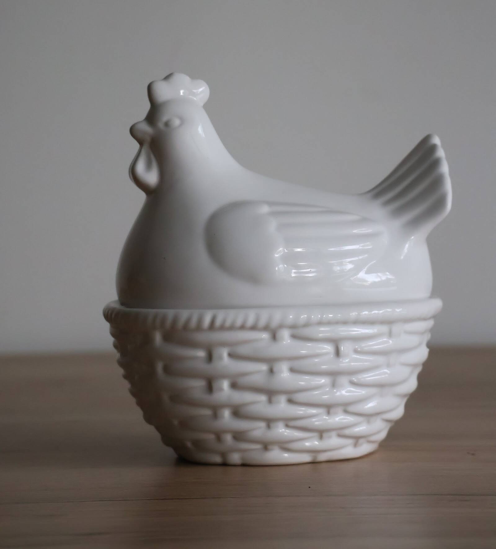 Sugar bowl with white ceramic hen decoration