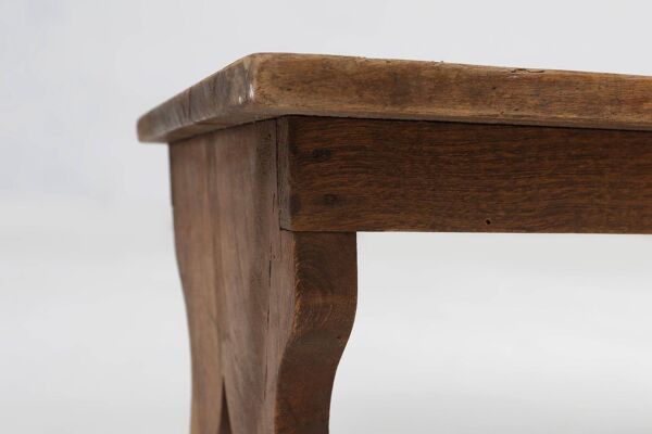 Petit tabouret en bois rustique avec base courbée, France, années 1900.