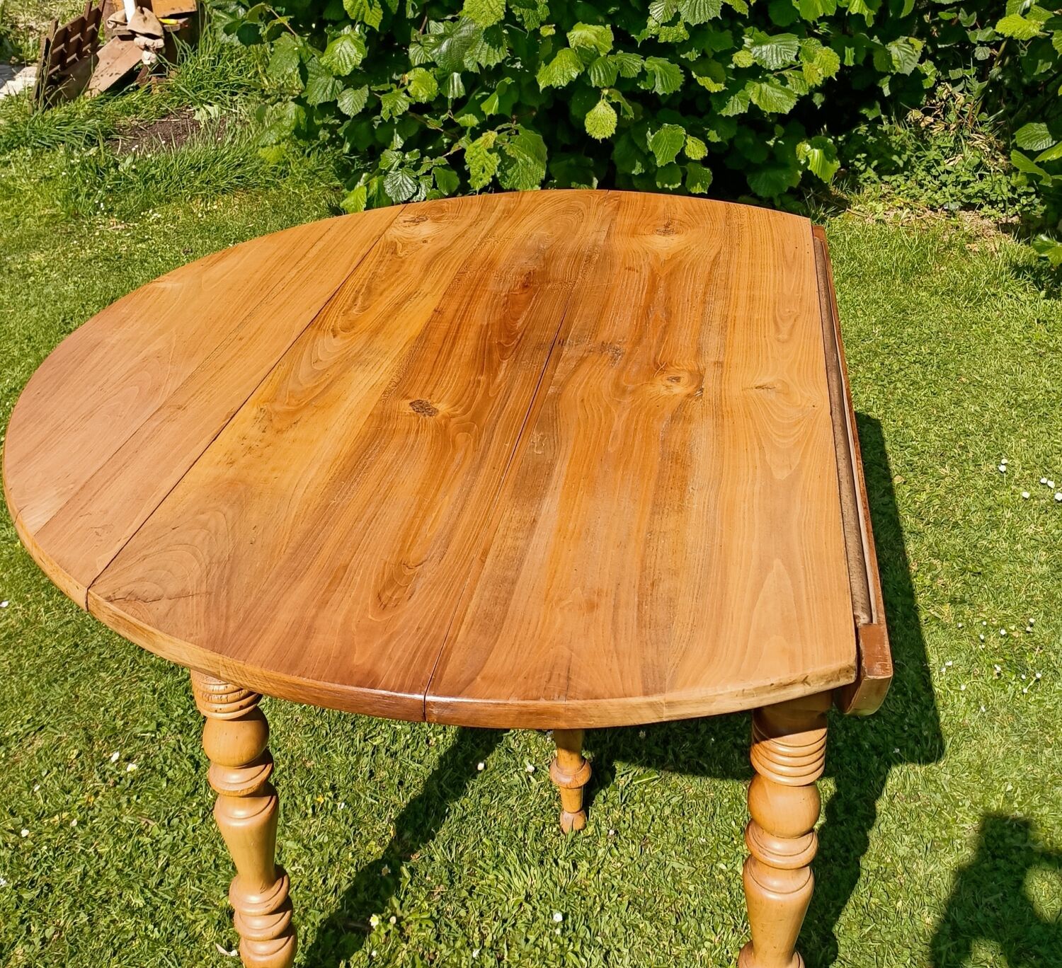 Extendable dining table