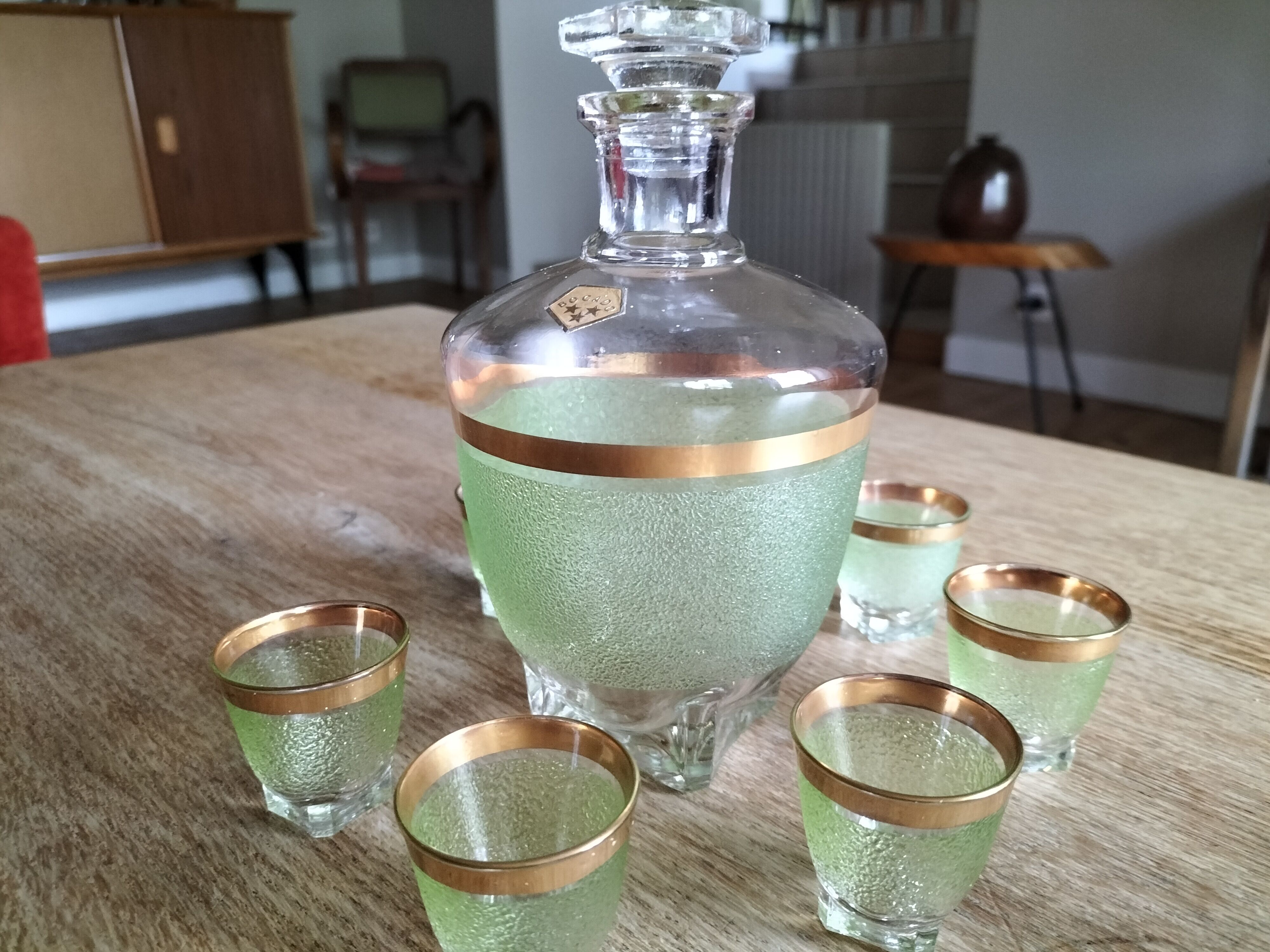 Carafe granitée avec 7 petits verres aucun fêle art déco