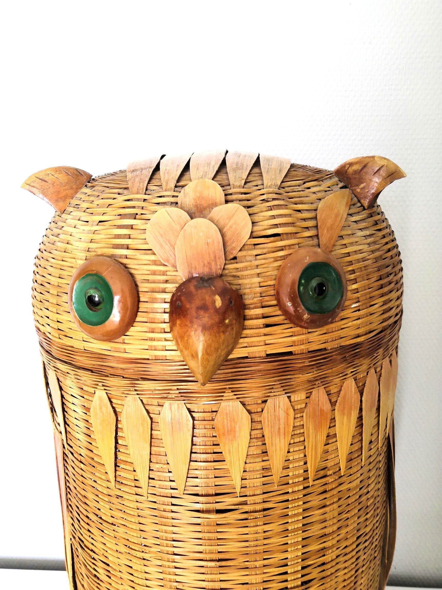Wicker basket shape owl design 70s