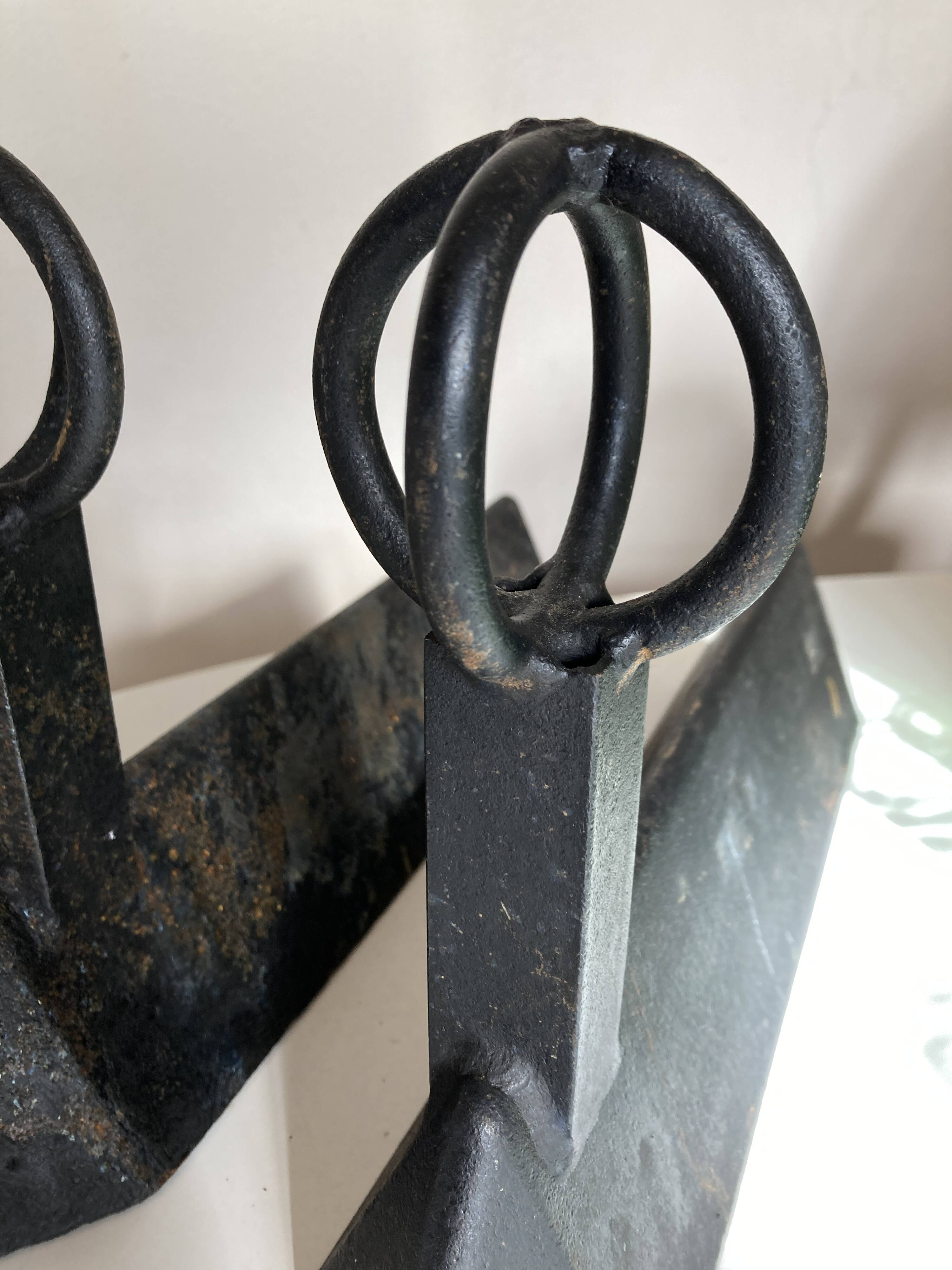 Paire de chenets modernistes mid century en fonte