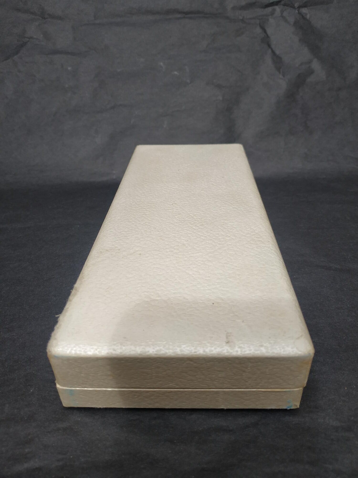Individual covered box in silver metal