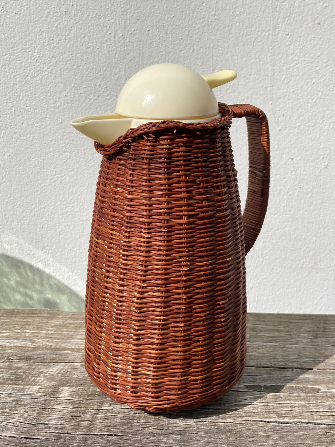 Thermos cafetière en rotin tressé vintage