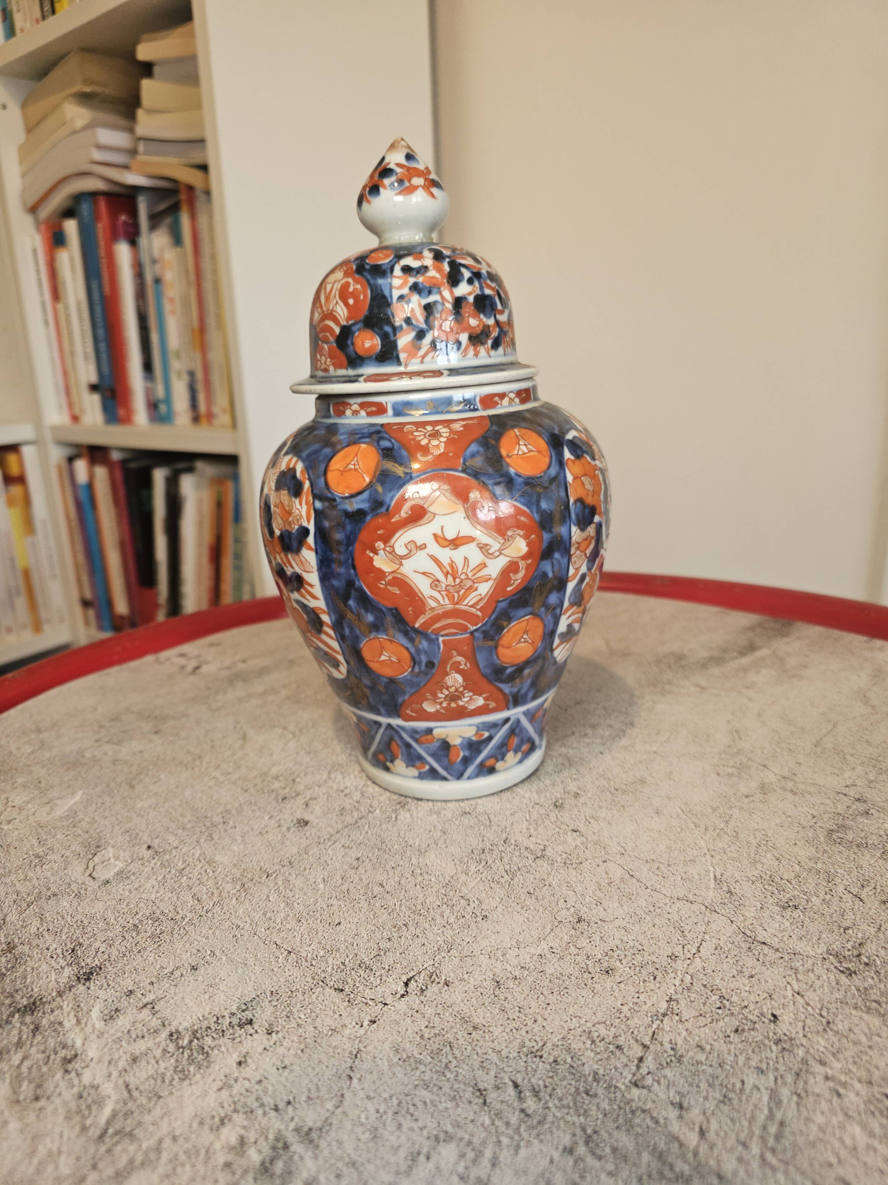 Pot with lid in Imari-style porcelain from Japan.