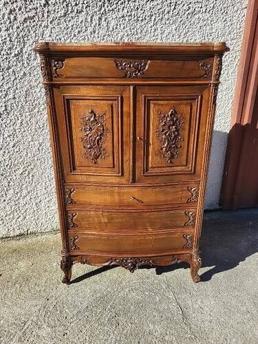 Rococo cabinet in walnut