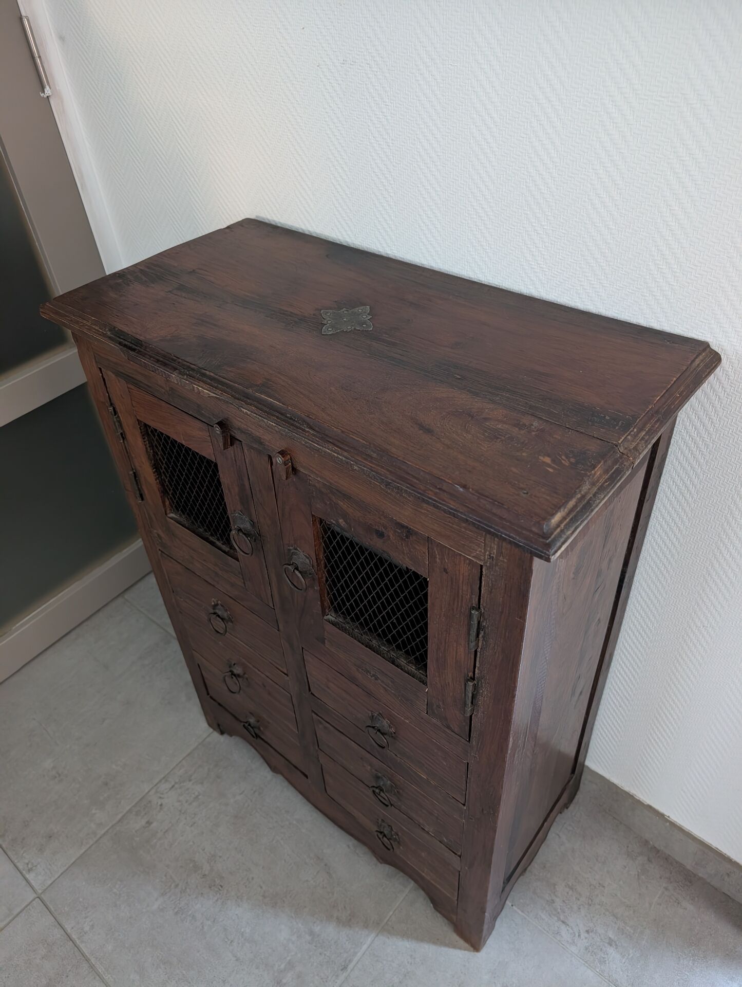 Colonial style solid wood accent furniture