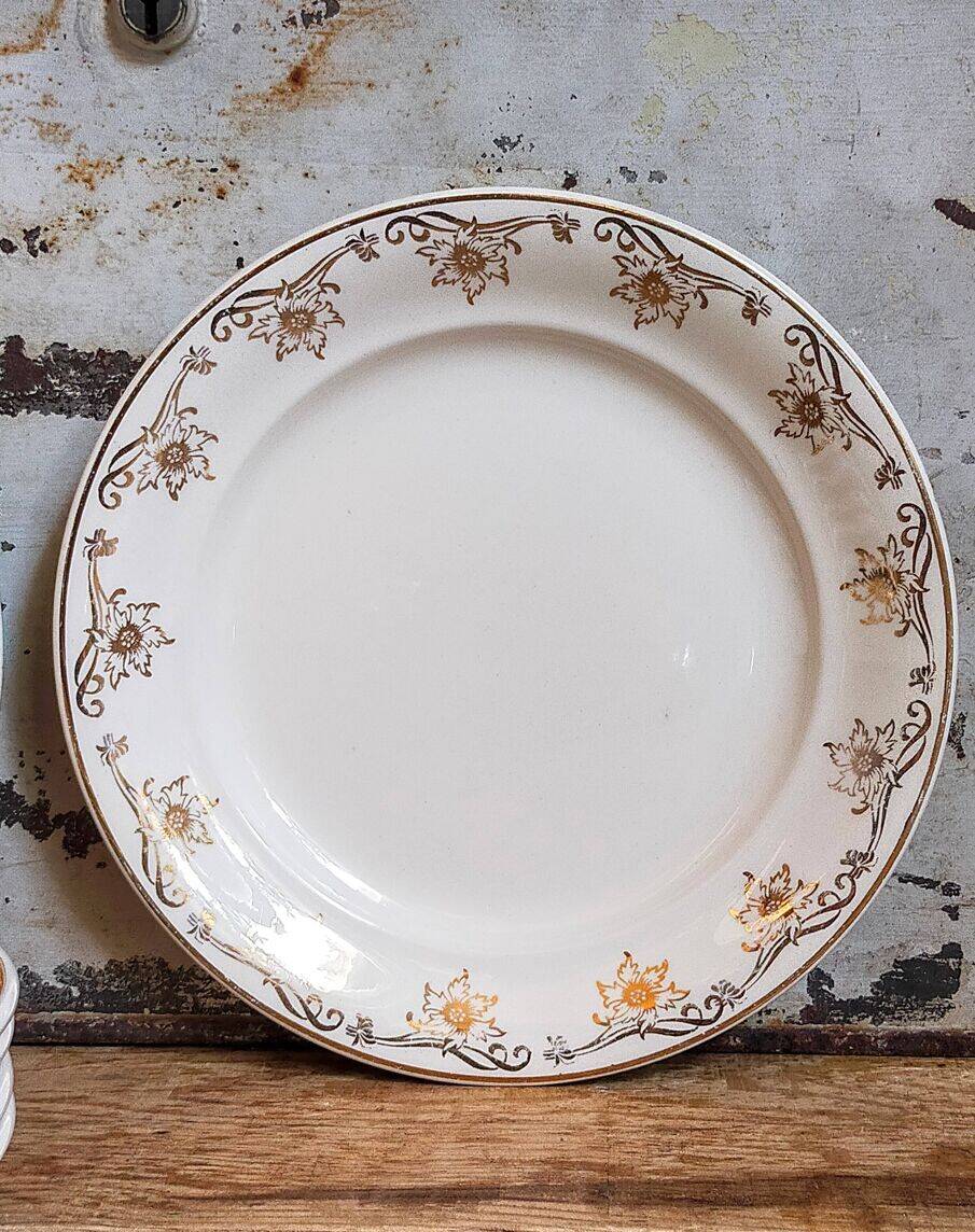 Eight Villeroy & Boch dessert plates with gold decor