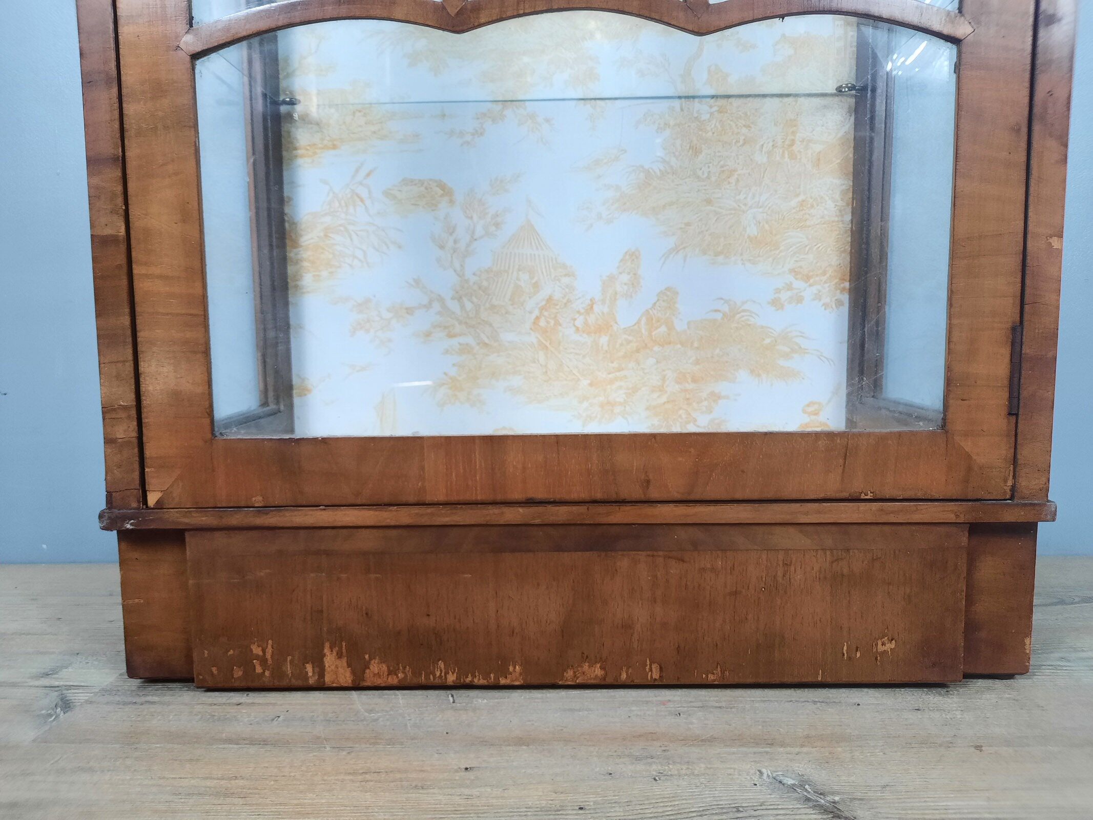 English art deco style showcase