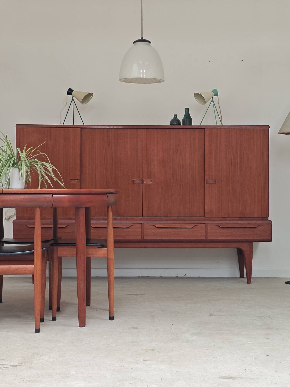 Dining table and 4 chairs by Hans Olsen for Frem Rojle Denmark.