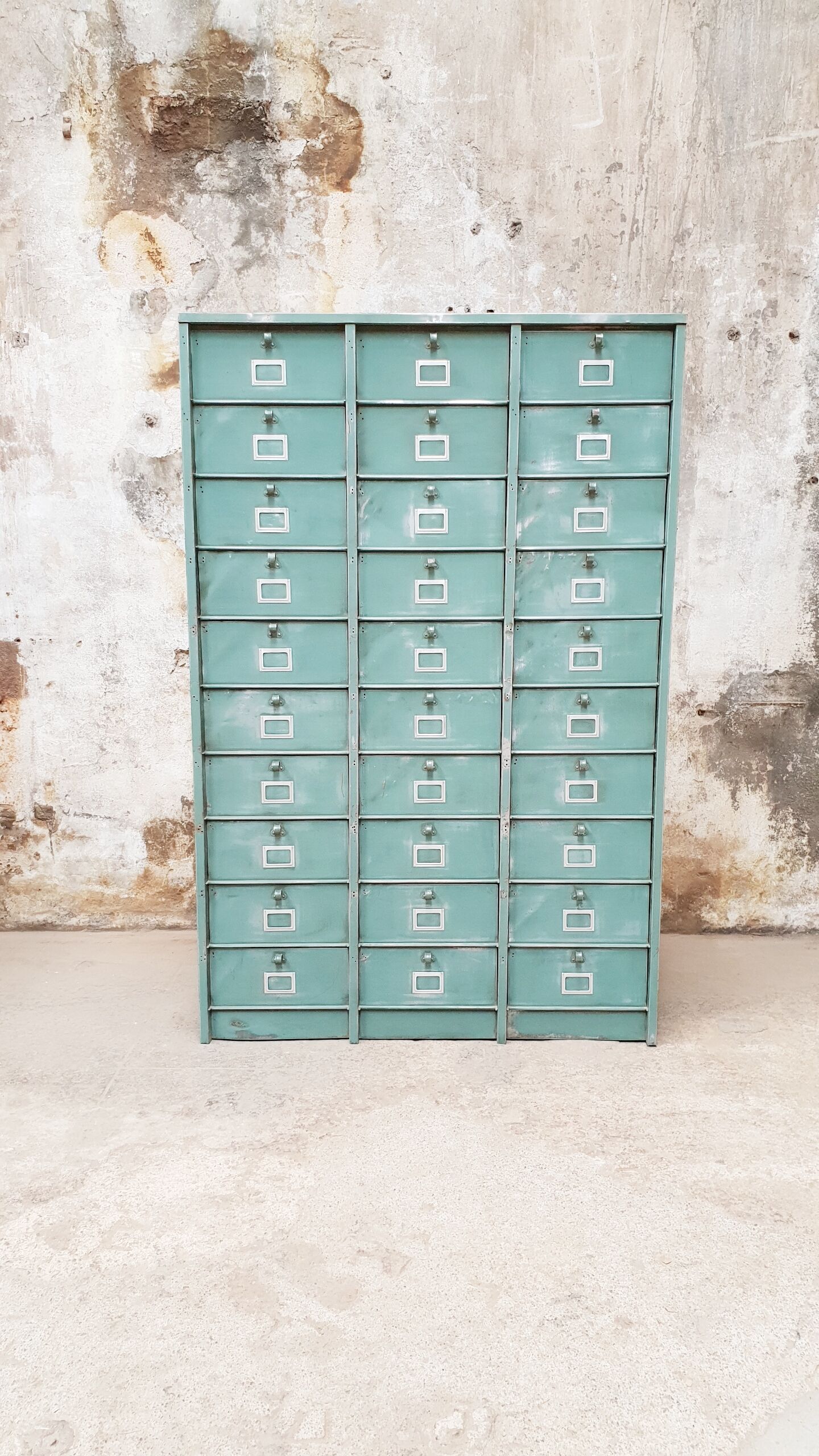 Strafor valve cabinet