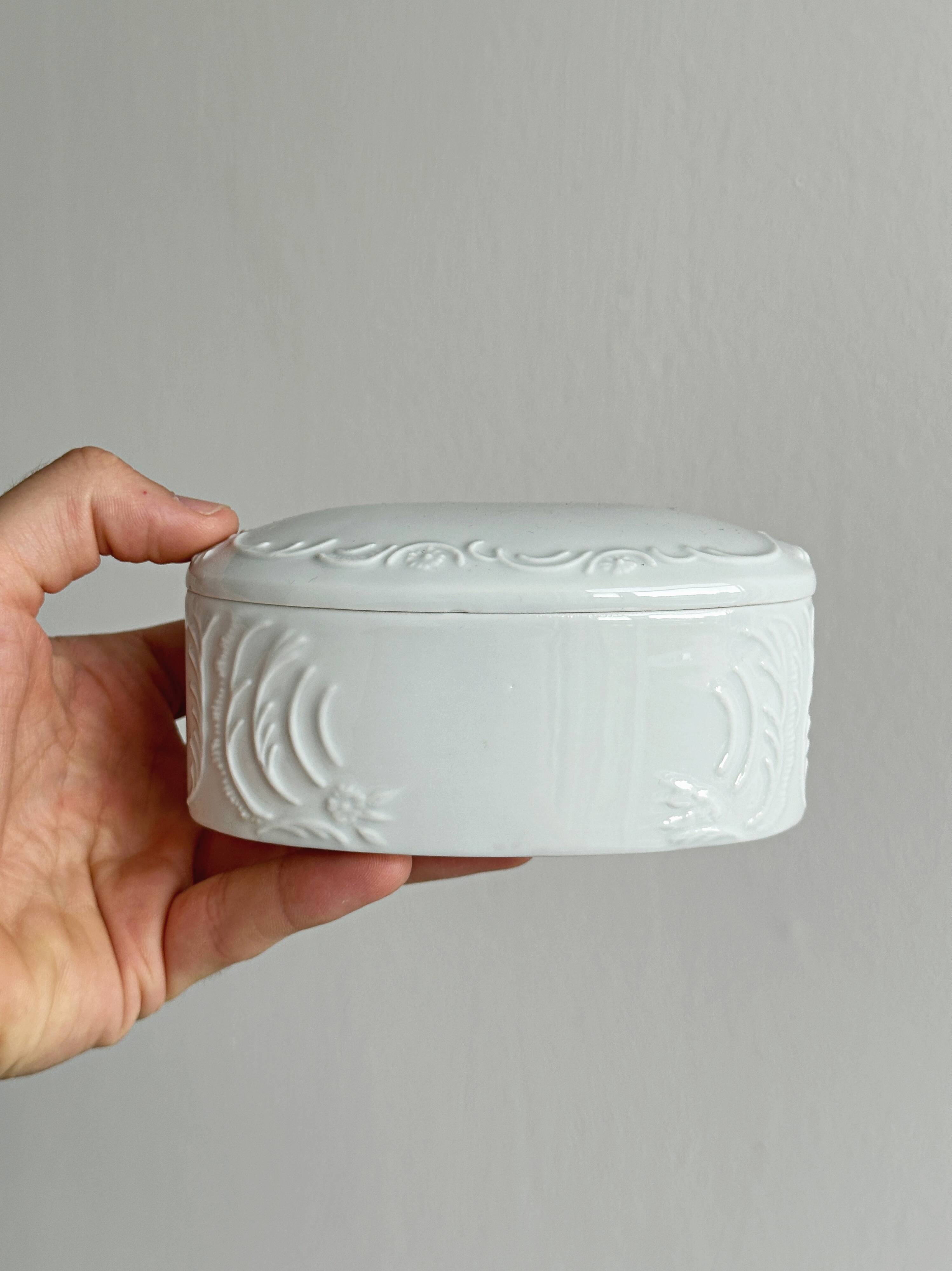 Lidded sugar bowl in Limoges porcelain