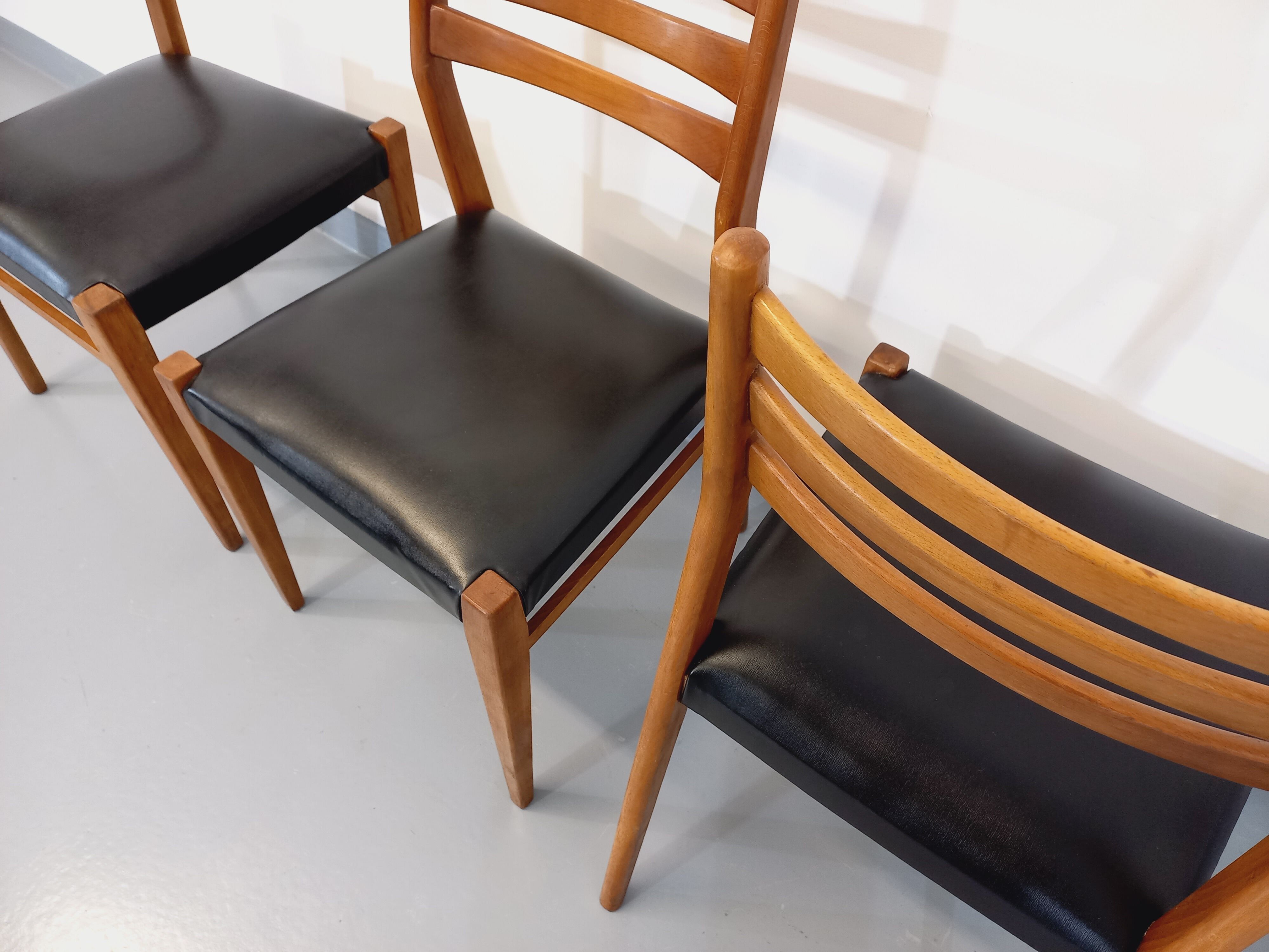 Suite of 4 scandinavian wooden chairs and skai from the 50/60s