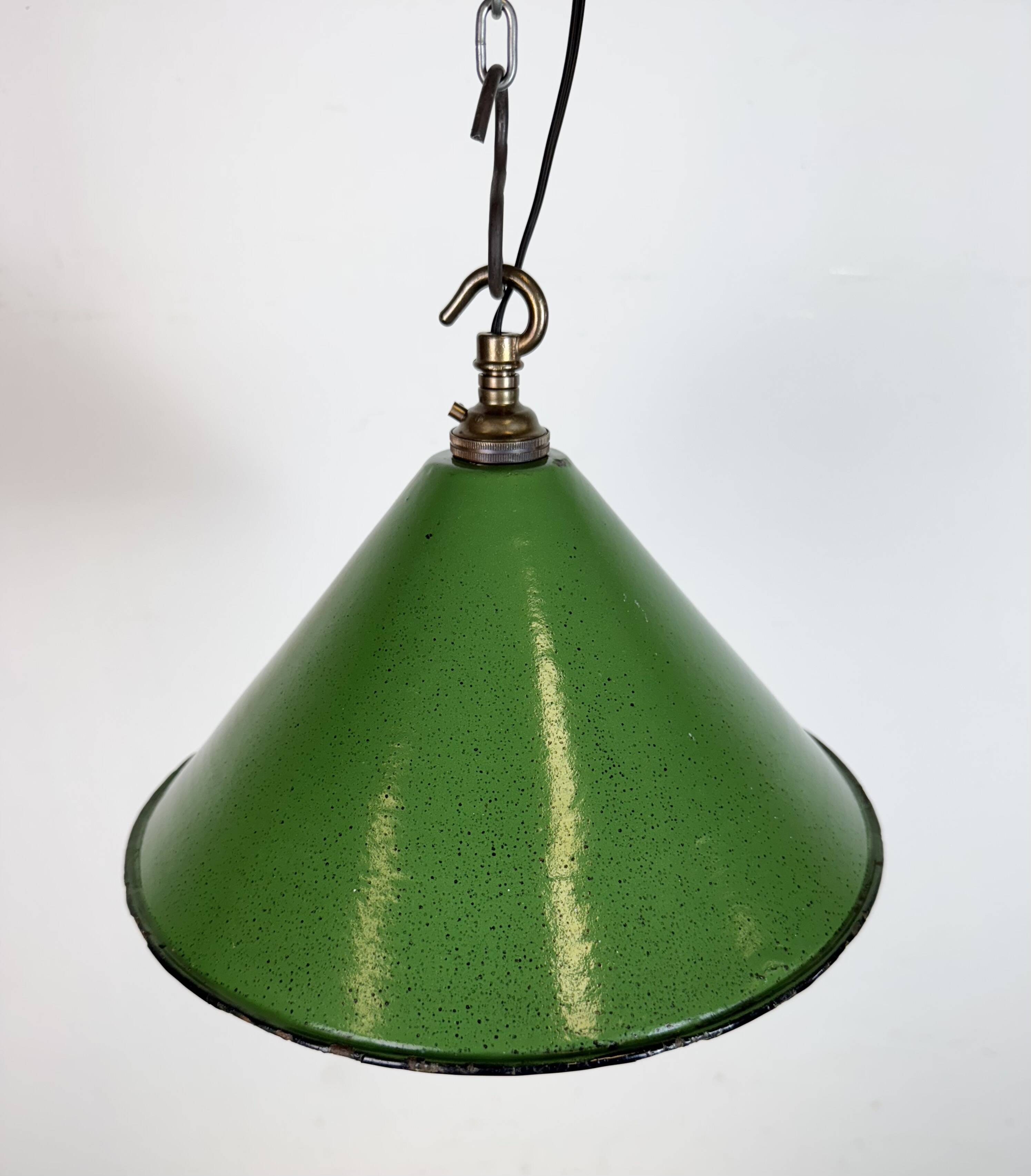 Suspension industrielle en tôle émaillée verte, années 1950