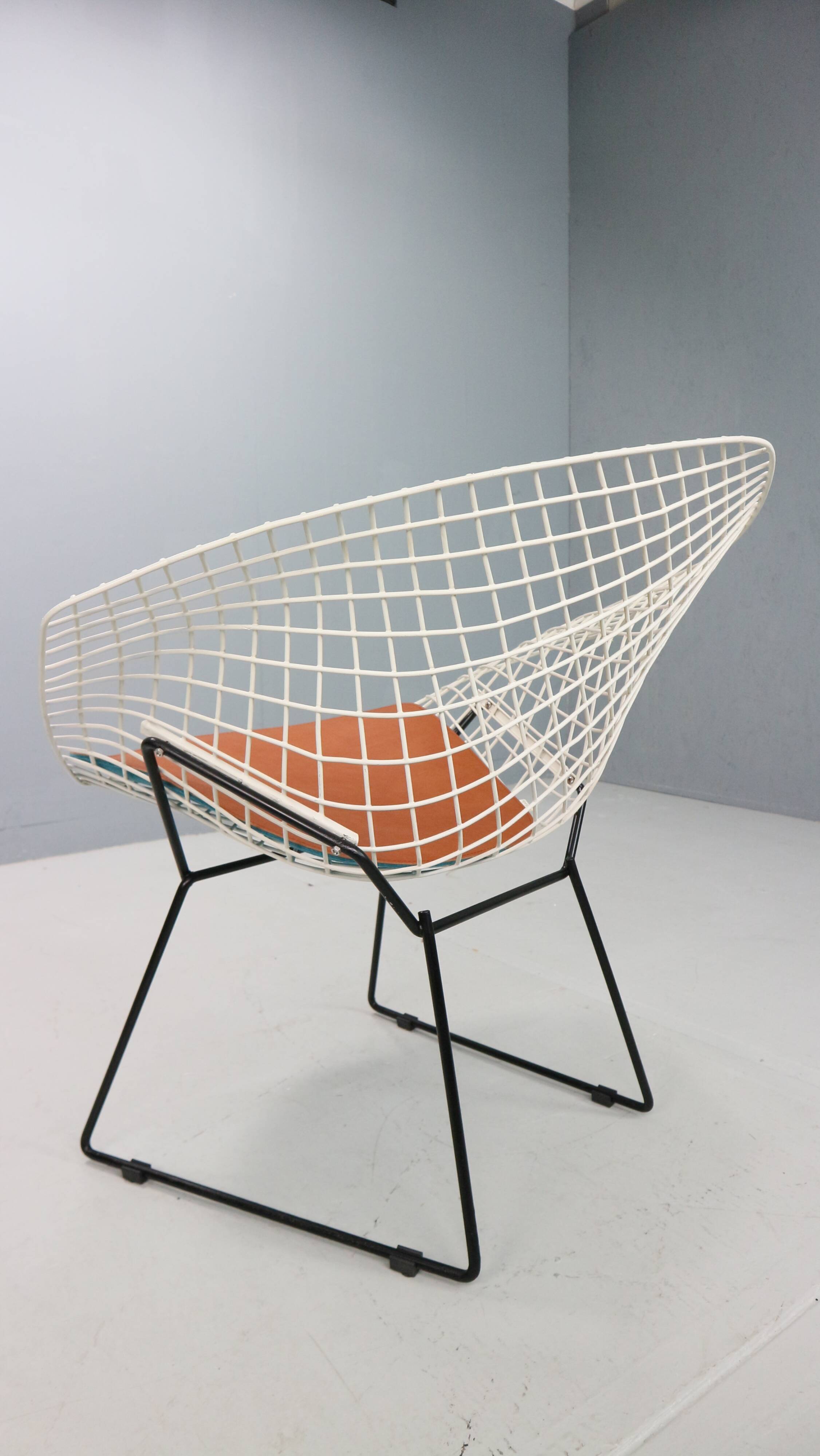 Diamond chair by Harry Bertoia in white & black metal and new leather seati