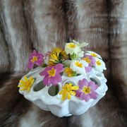 Vase pique fleurs en porcelaine blanche
