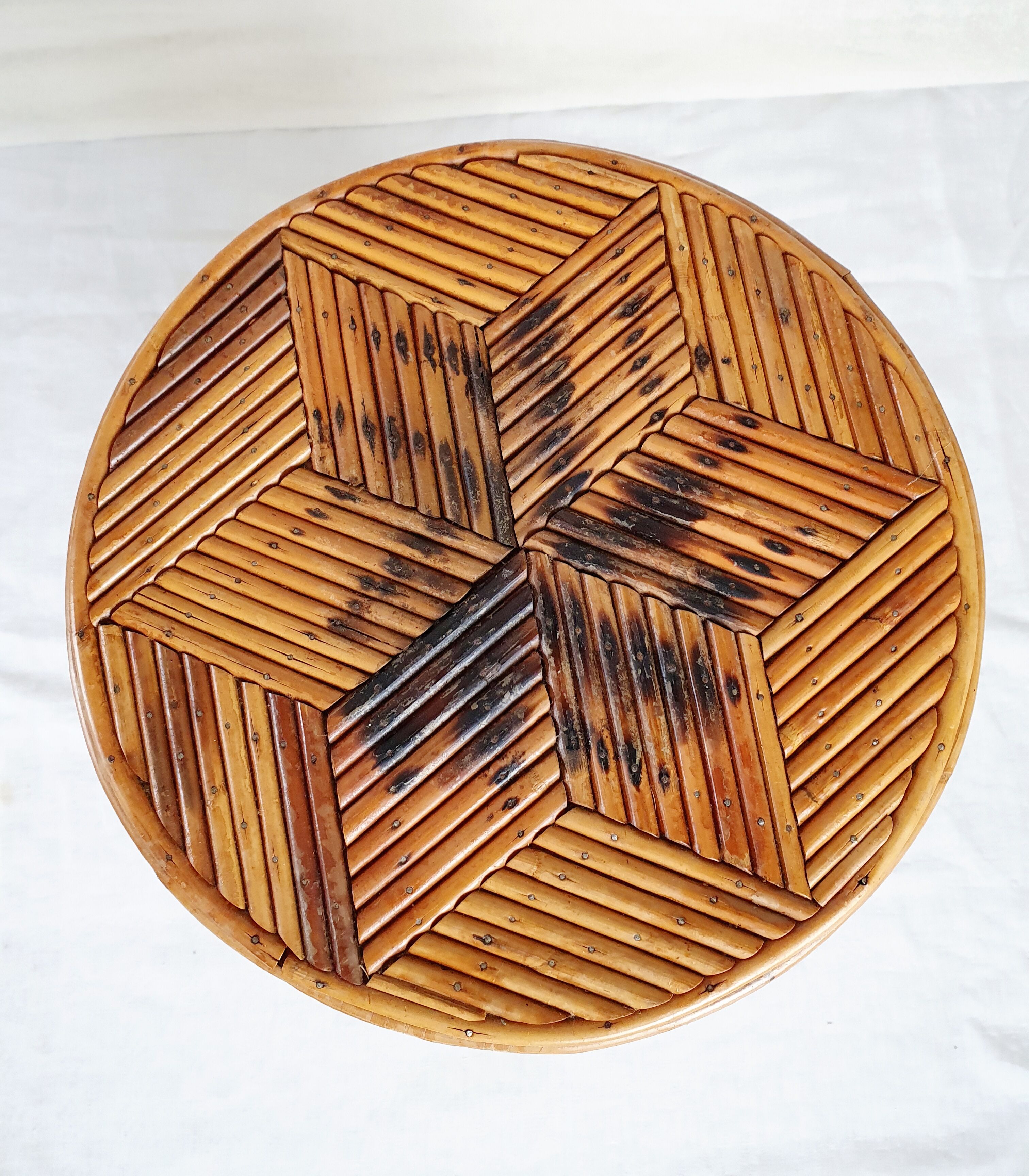 Tabouret en marqueterie de rotin 1960