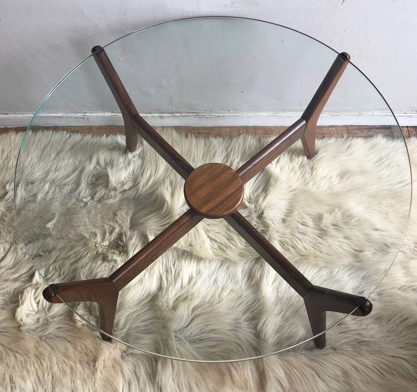 1960s round coffee table in teak and glass