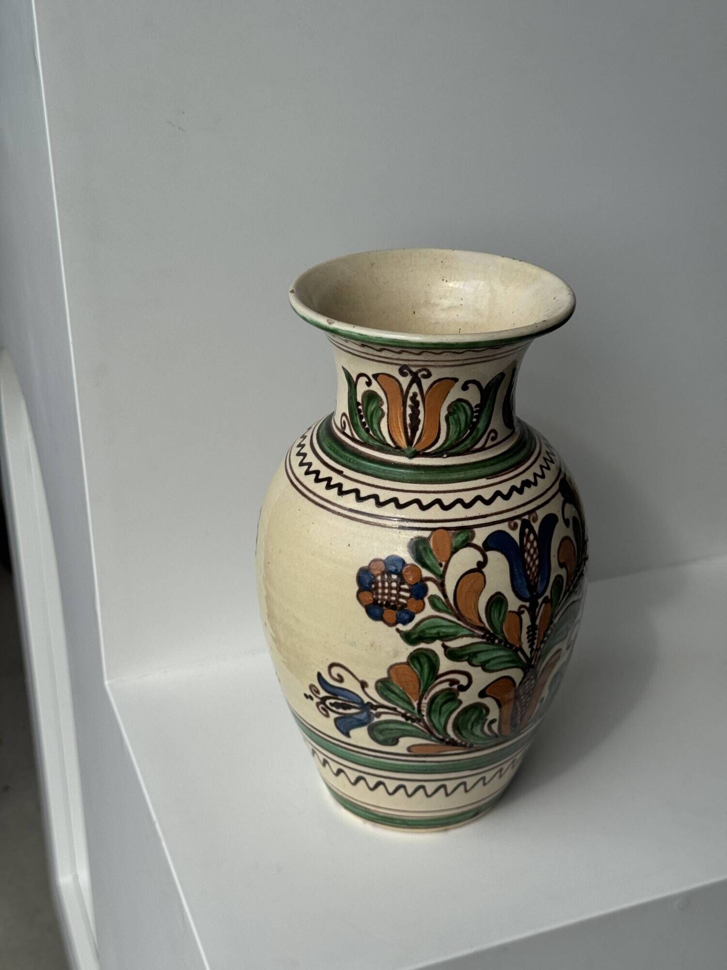 Large Provençal vase with beige background, green, blue and brown decoration of stylized plants