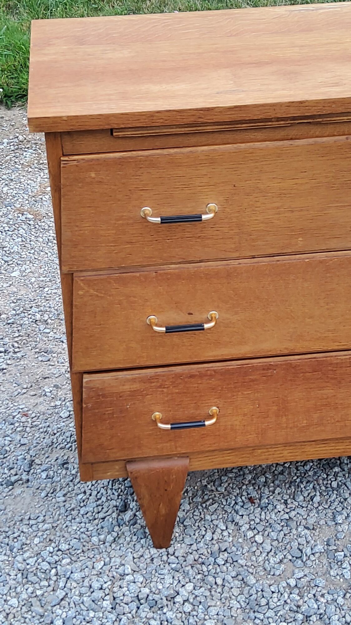 Vintage chest of drawers in golden oak from the 50s with 3 drawers and spindle-legged shelf