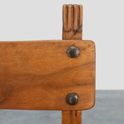 Chaise latérale ibérique en chêne sculpté rustique, Espagne vers 1900