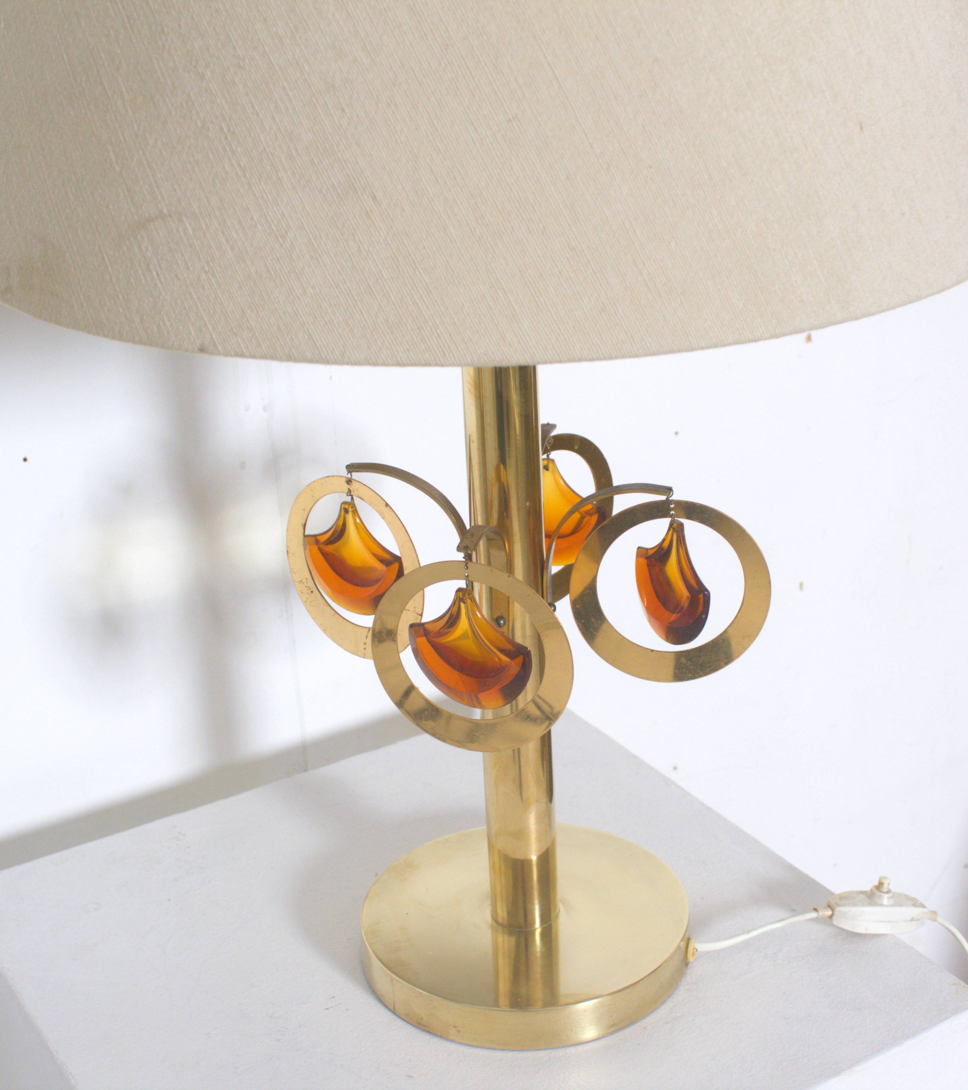 Lampe de table en laiton avec ornements en verre couleur ambre ca  1970