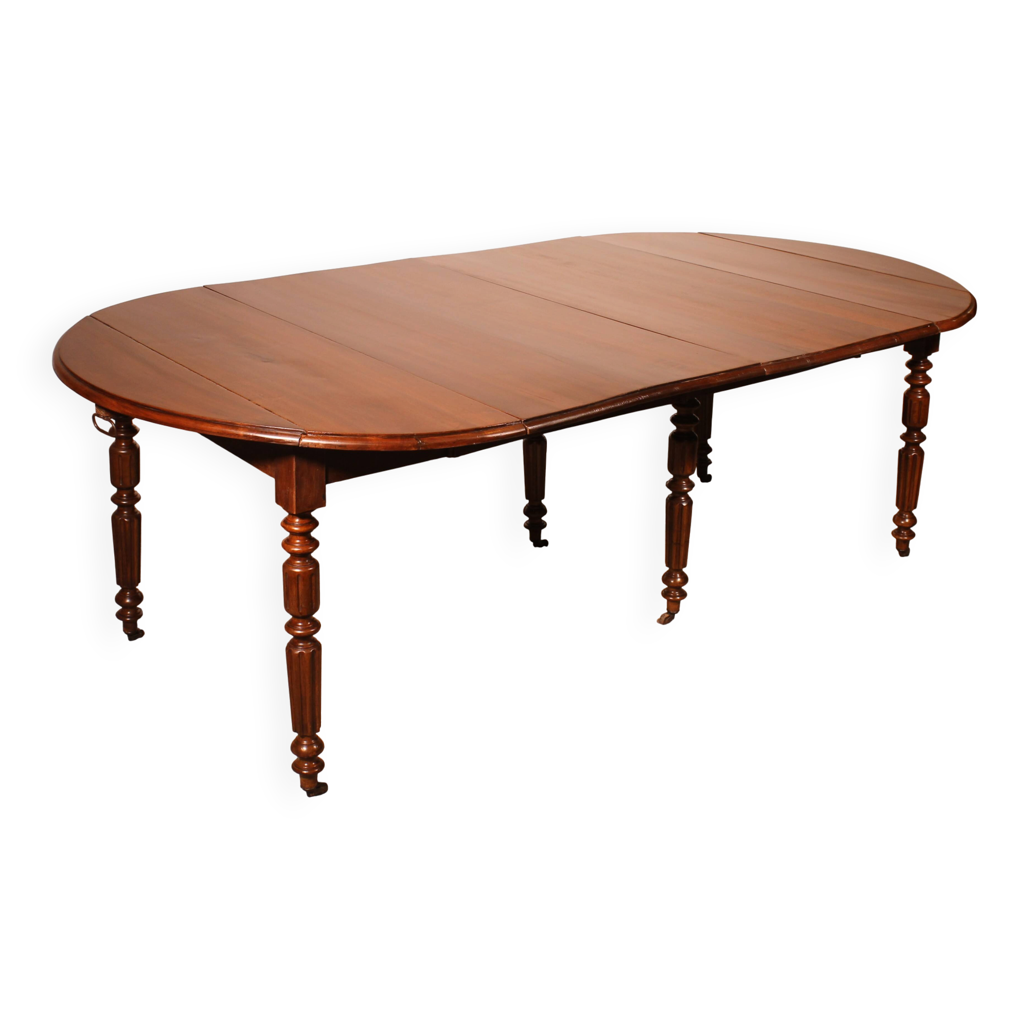 Extensible dining table from the early 19th century in walnut.