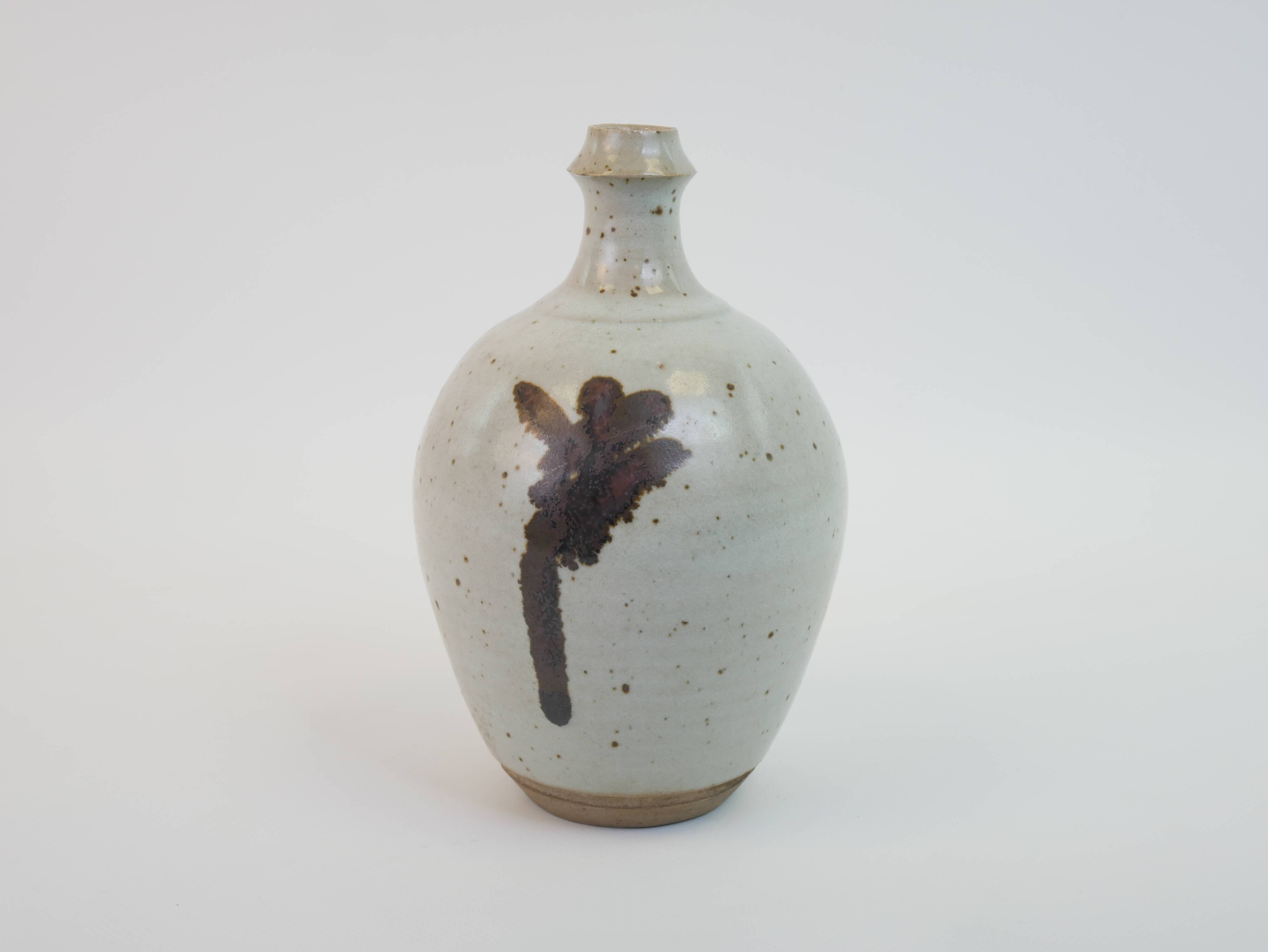 Bouteille en grès à motif végétal abstrait signé Herbes Folles
