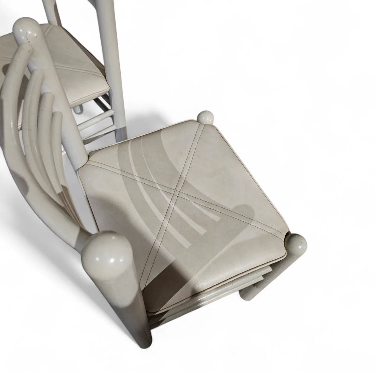 5 x dining chairs / light grey wooden frame / leather seat / Germany 1970s / labeled "ideen für kuchen - innenarchitektur"