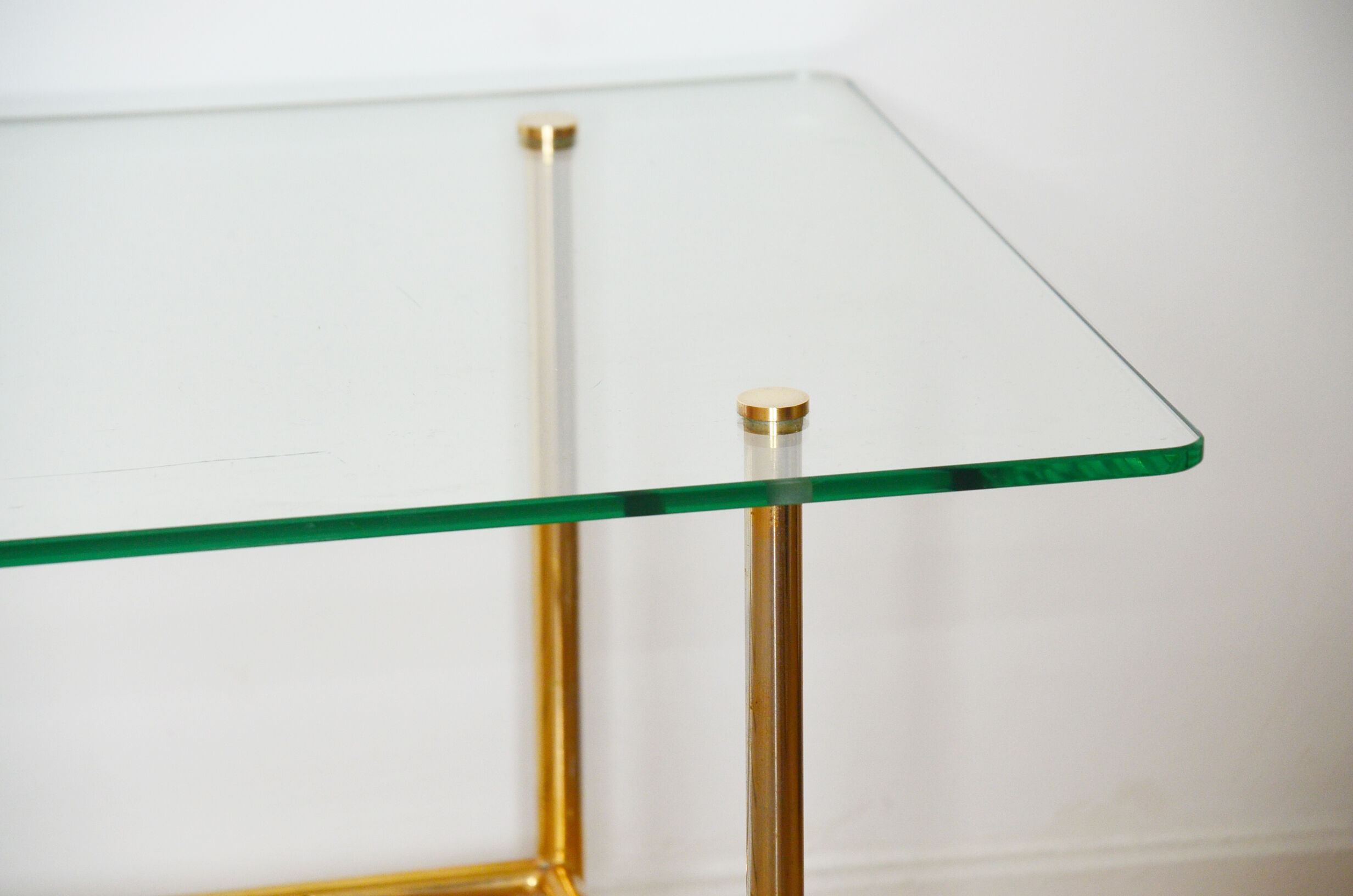 Table basse verre laiton années 50 porte-revues