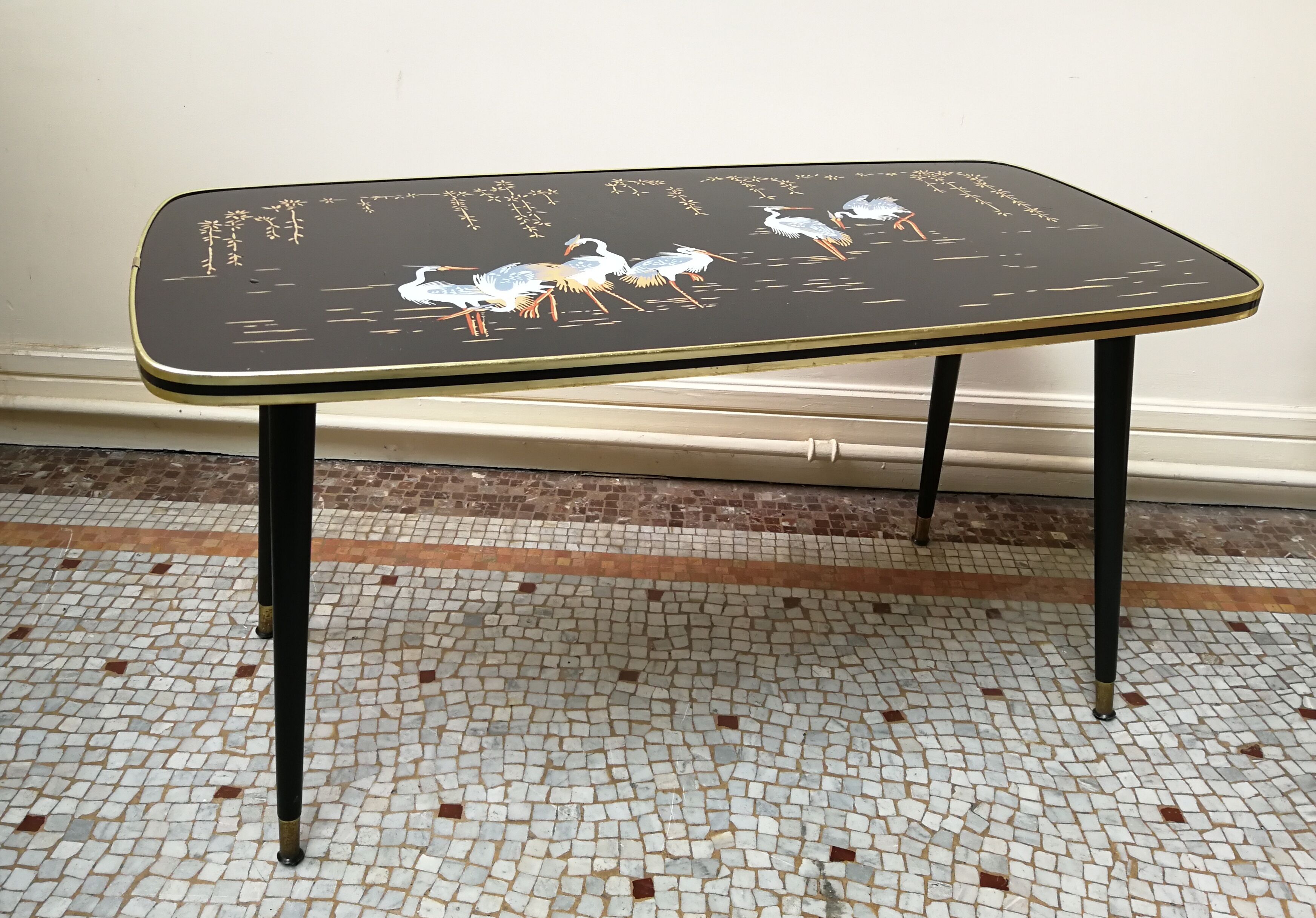 Vintage coffee table with heron décor