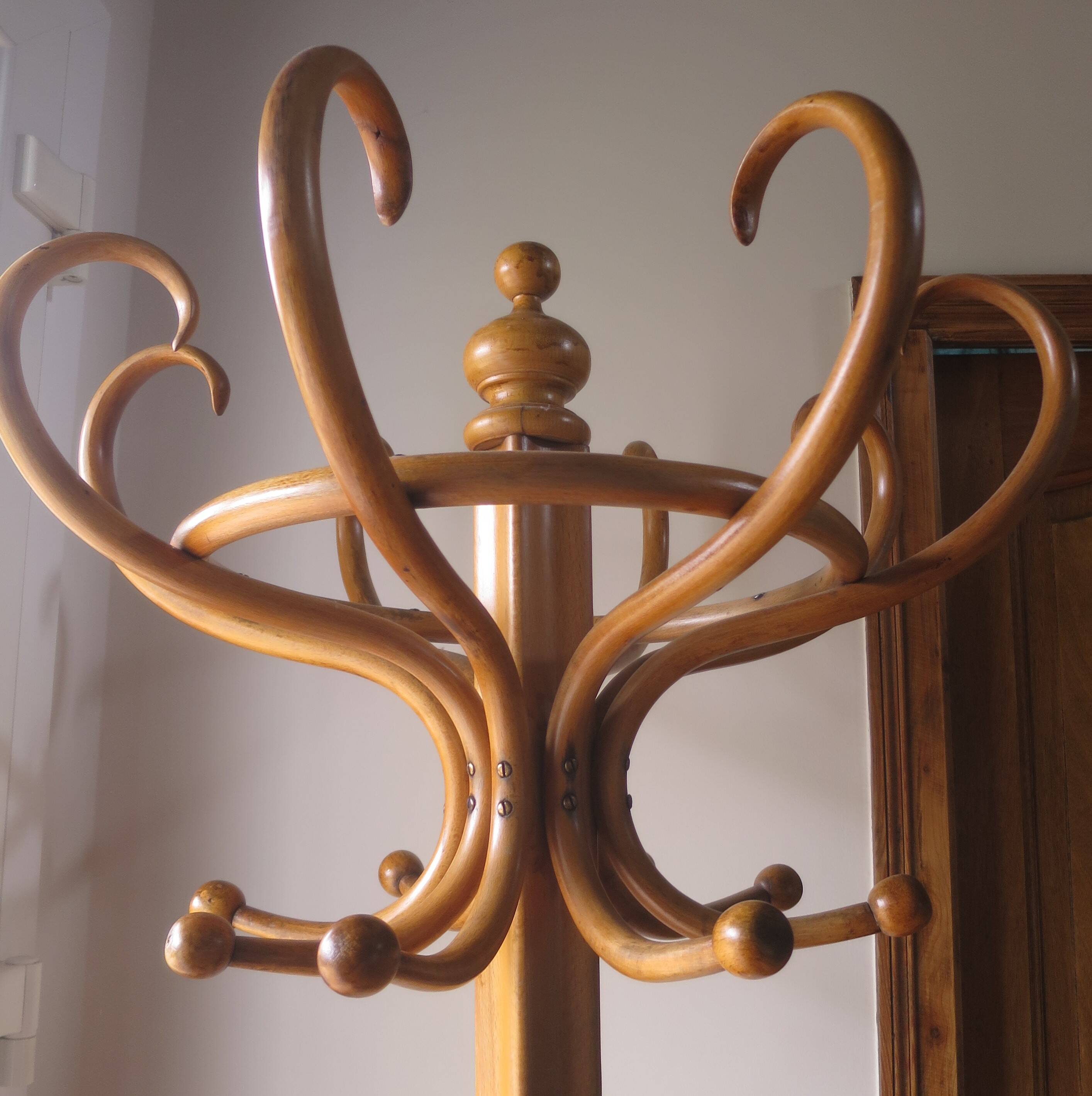 Parrot bistro umbrella coat rack Fischel 8 curved wood hooks
