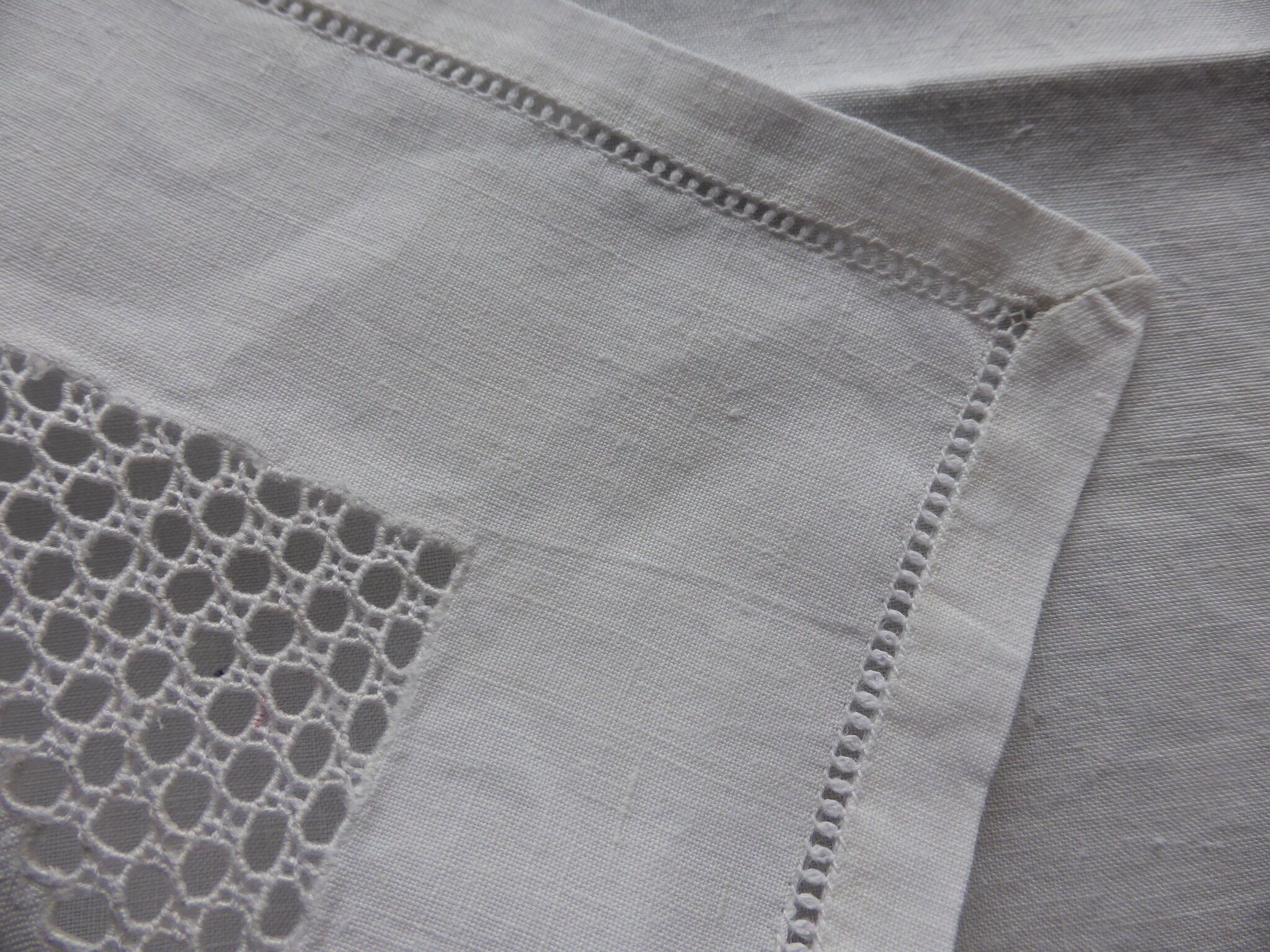 18 antique napkins in white linen with an embroidered geometric decoration