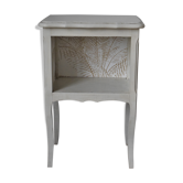 Chevet blanc cassé et patiné beige