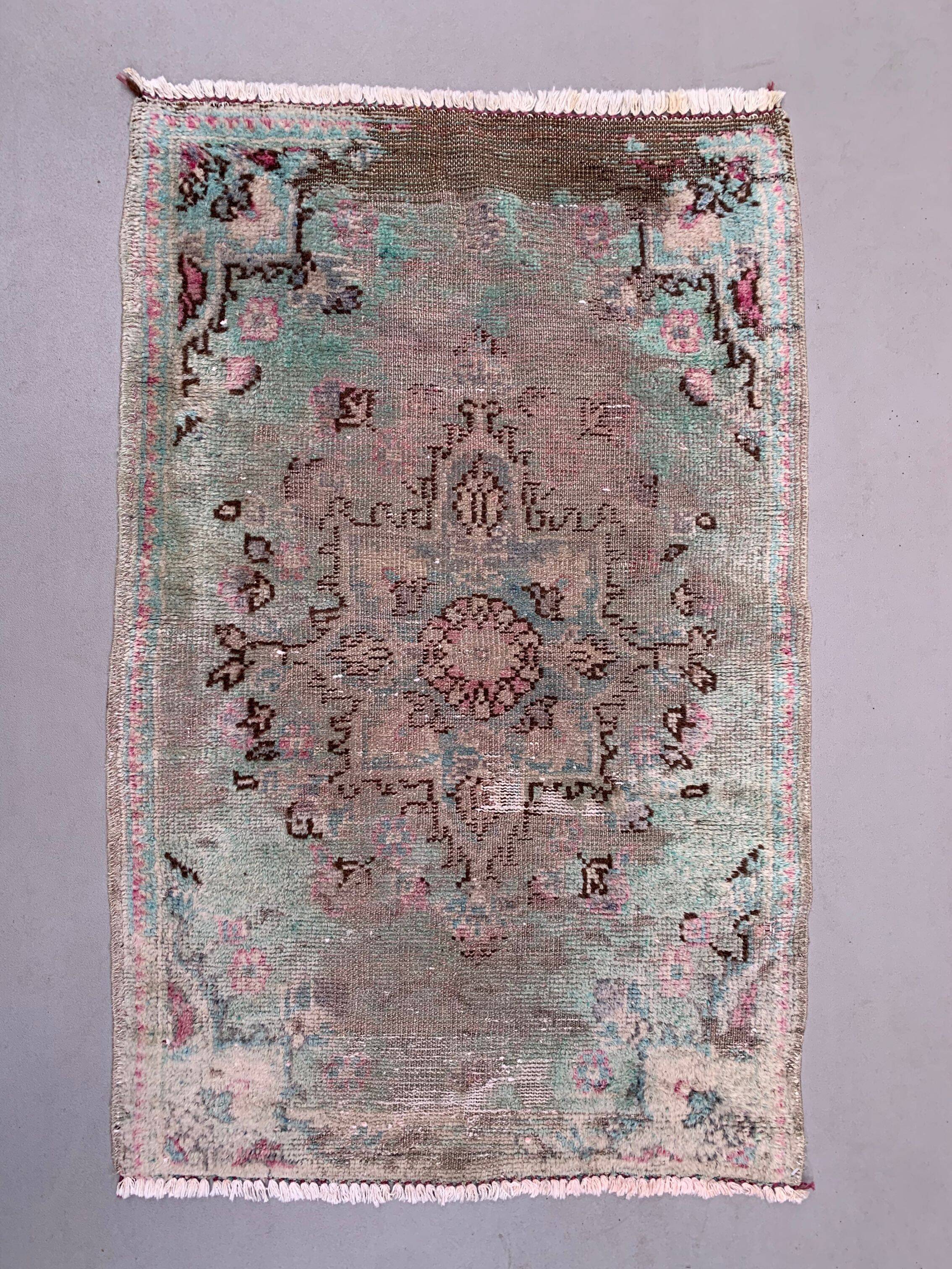 Vintage Turkish Oushak Rug 106x66 cm shabby carpet Ushak Region Small