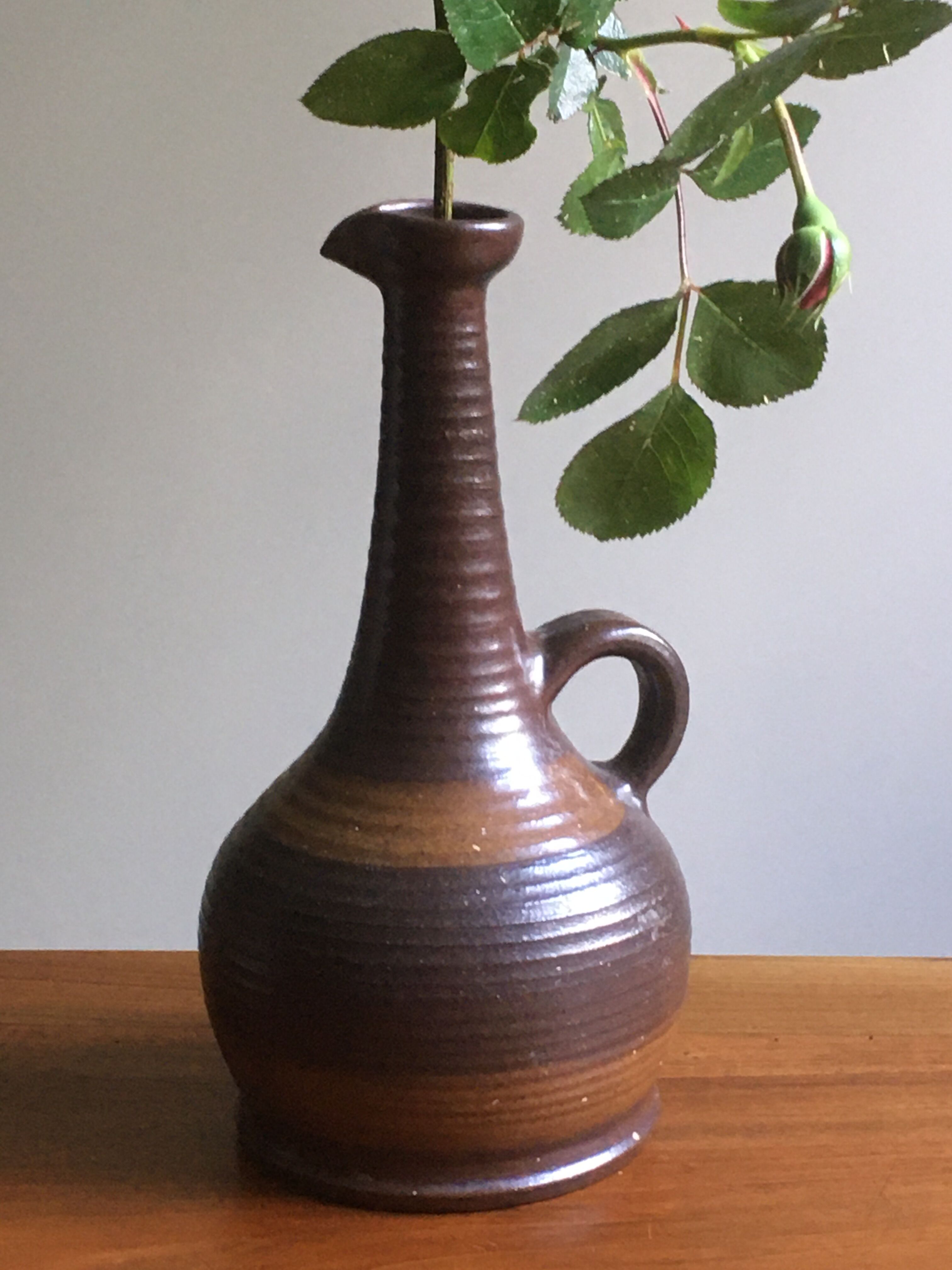 Marsh sandstone vase with handle