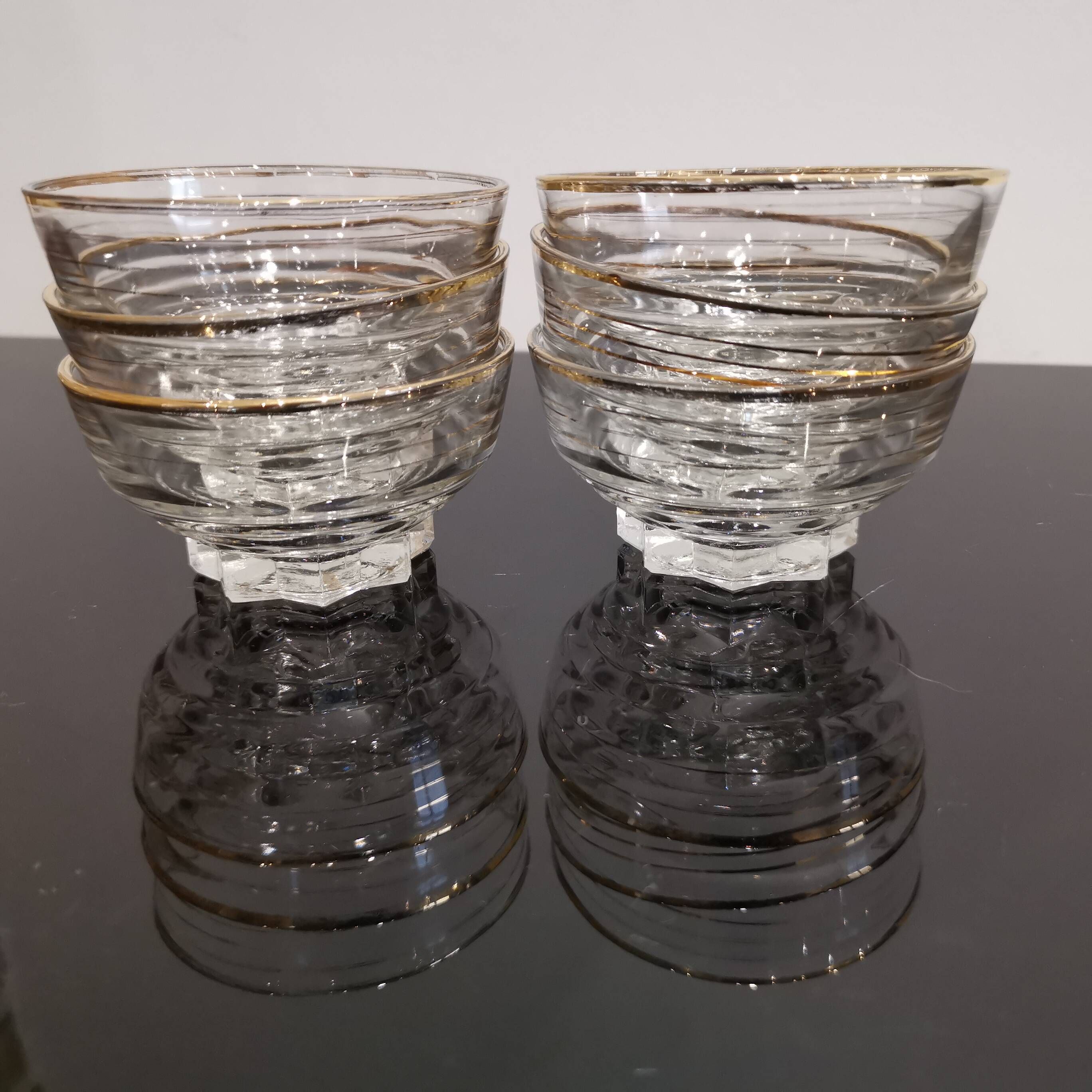 Set of 6 champagne glasses with gold edging and vintage star feet