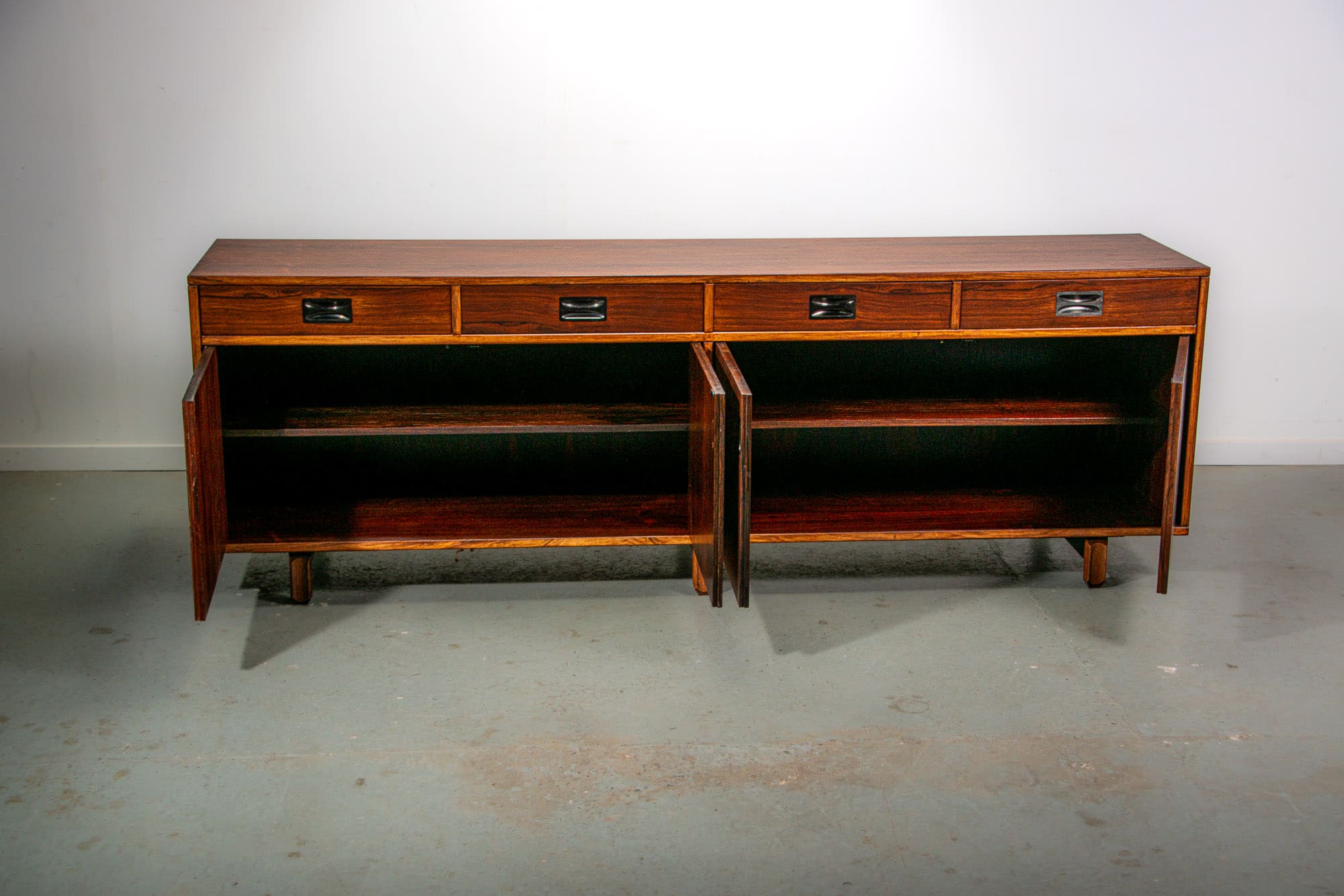 Buffet Stildomus avec des détails en laiton