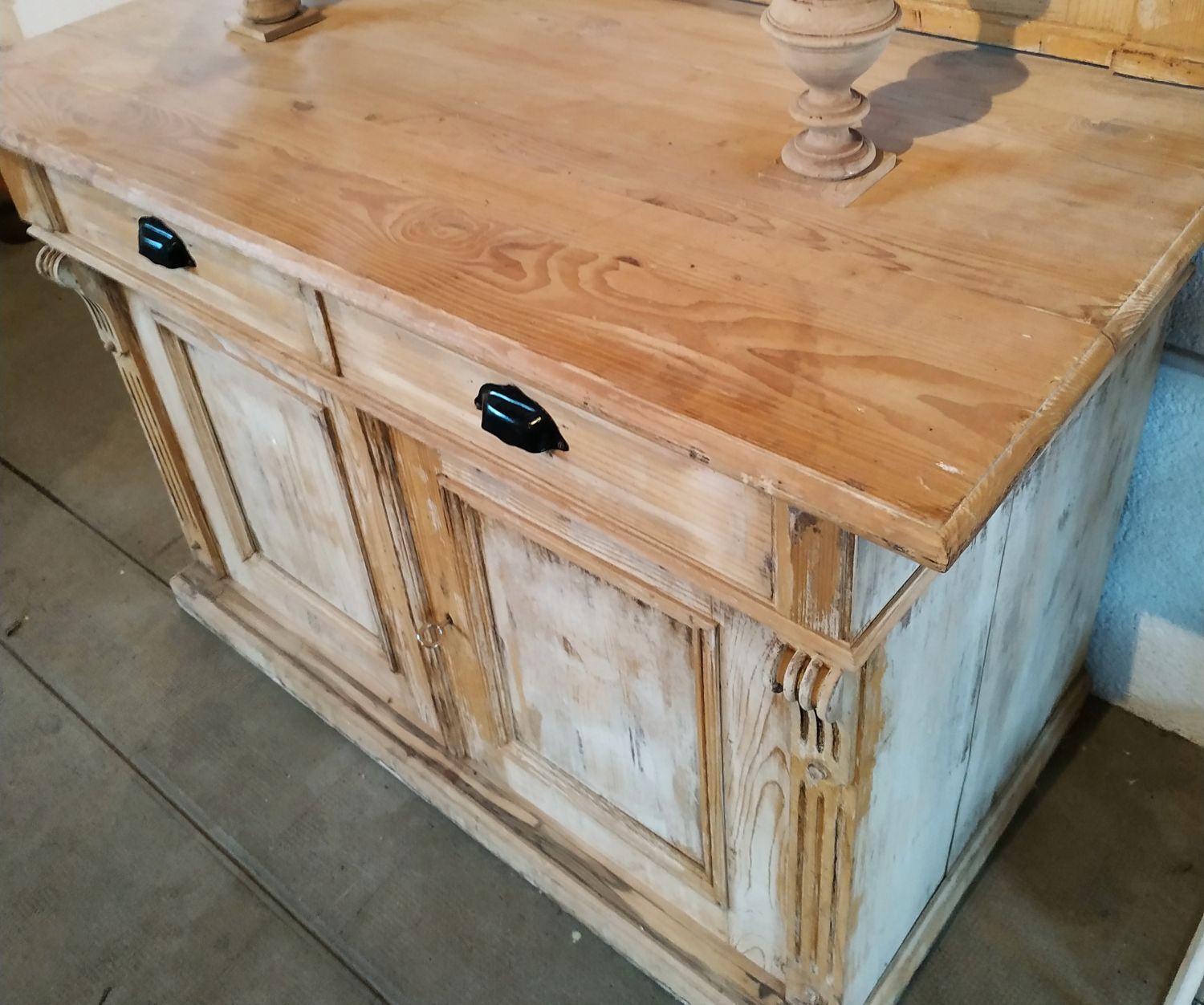 Patinated buffet (pastry furniture)