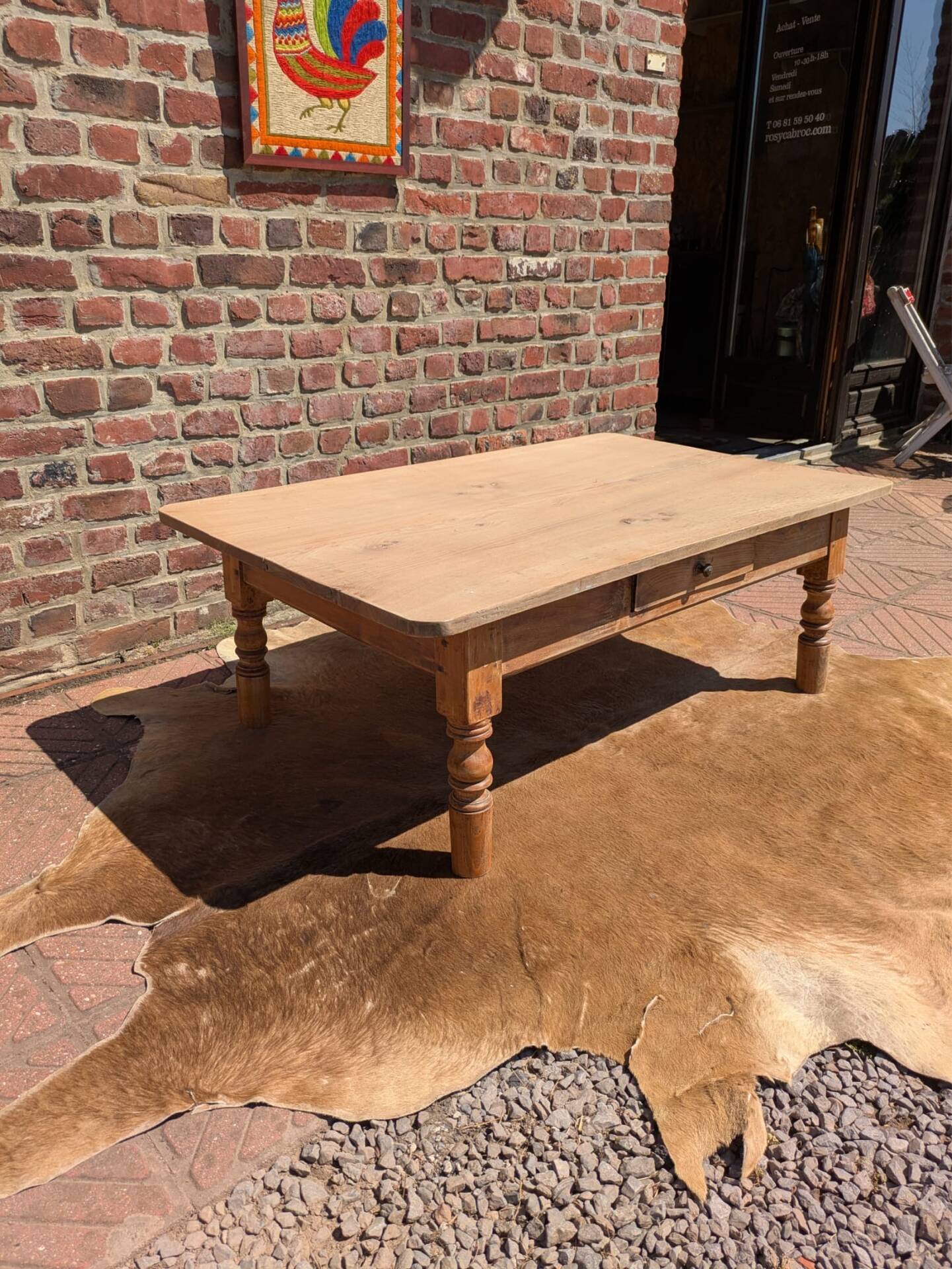 Coffee table with turned legs