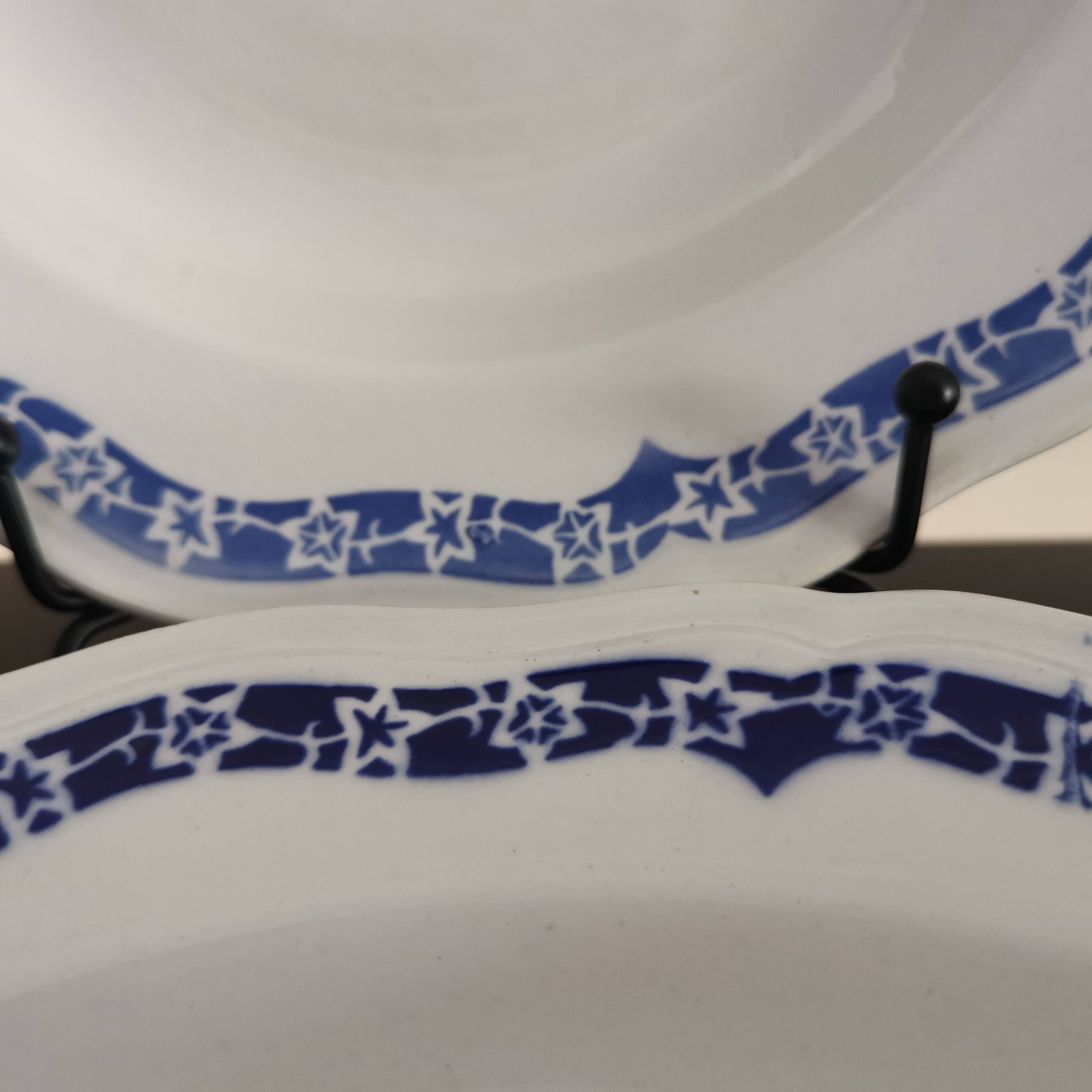 4 soup plates white background, blue decor l'Amandinoise 2586