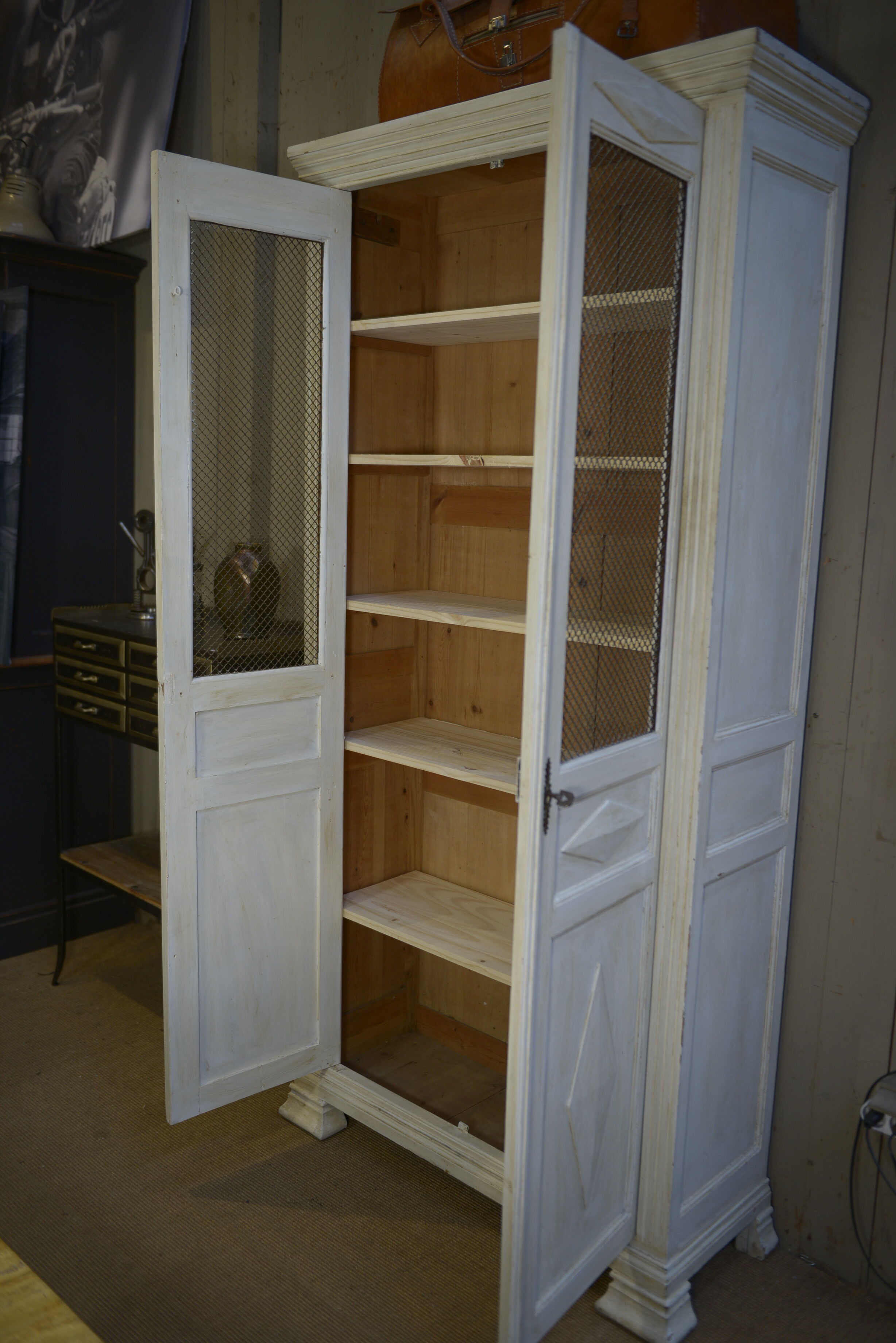 Showcase 2 doors mesh in fir 1930 patinated white